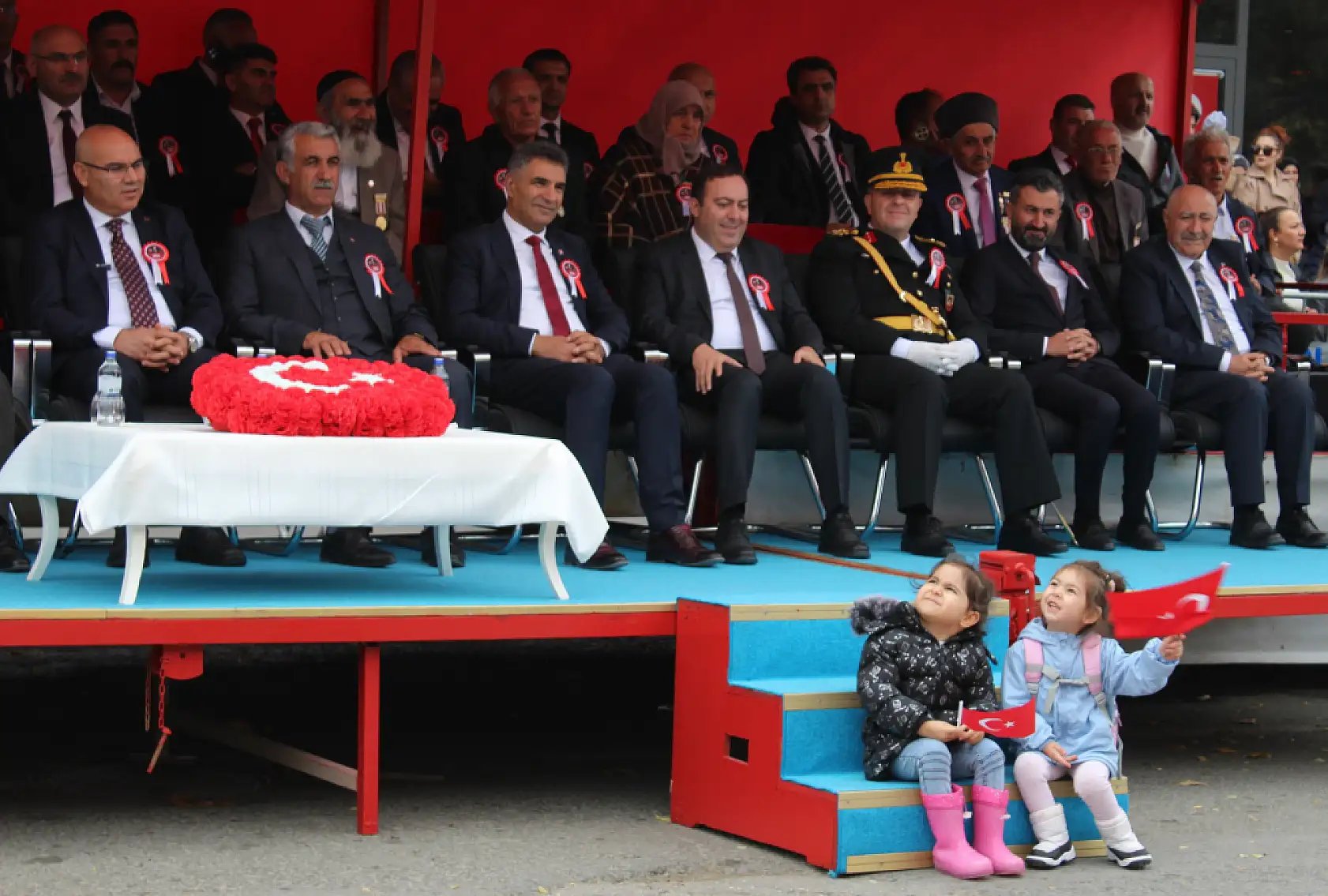 Cumhuriyet'in ışığı Ağrı'da parladı, 102.yıl gururu tüm şehri sardı