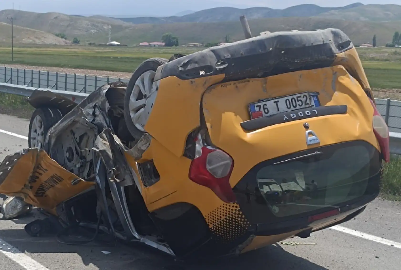 Doğubayazıt-Diyadin yolunda taksi takla attı: 4 yaralı