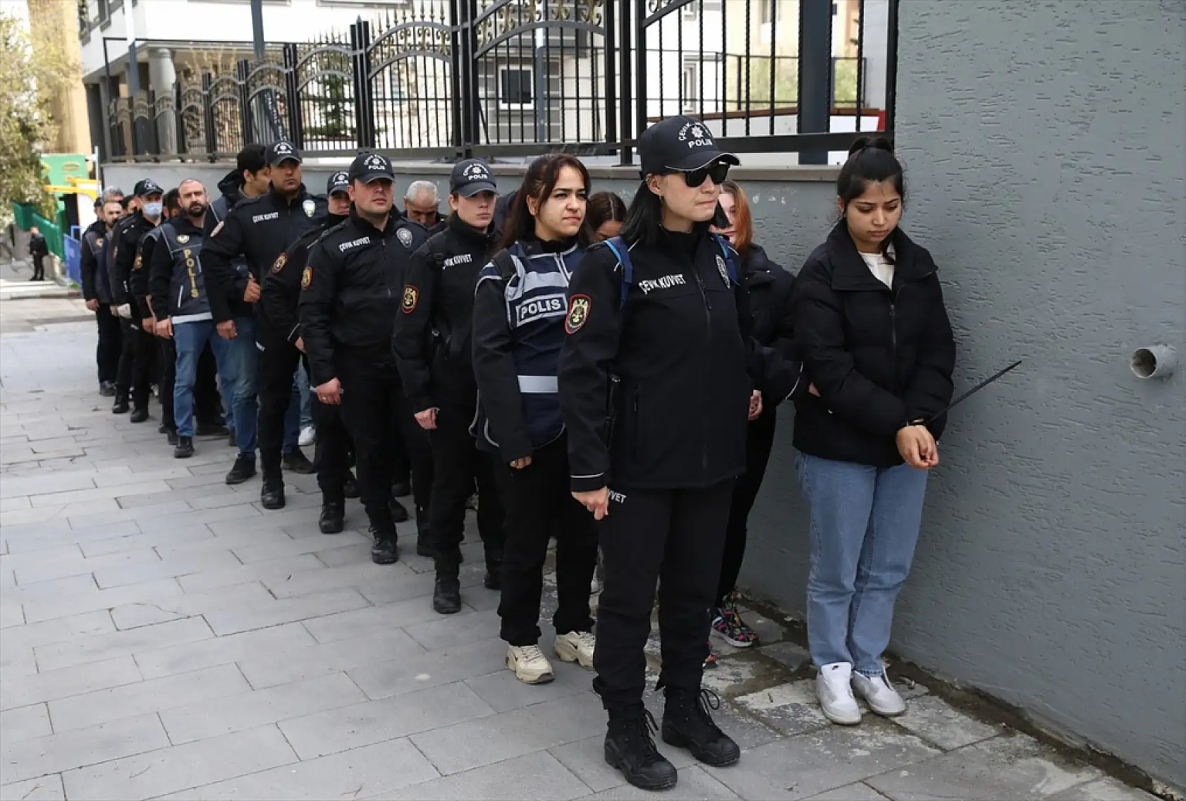 'Polis-savcı' yalanıyla milyonluk vurgun yaptılar! 13 ilde şafak operasyonu ile yakalandılar