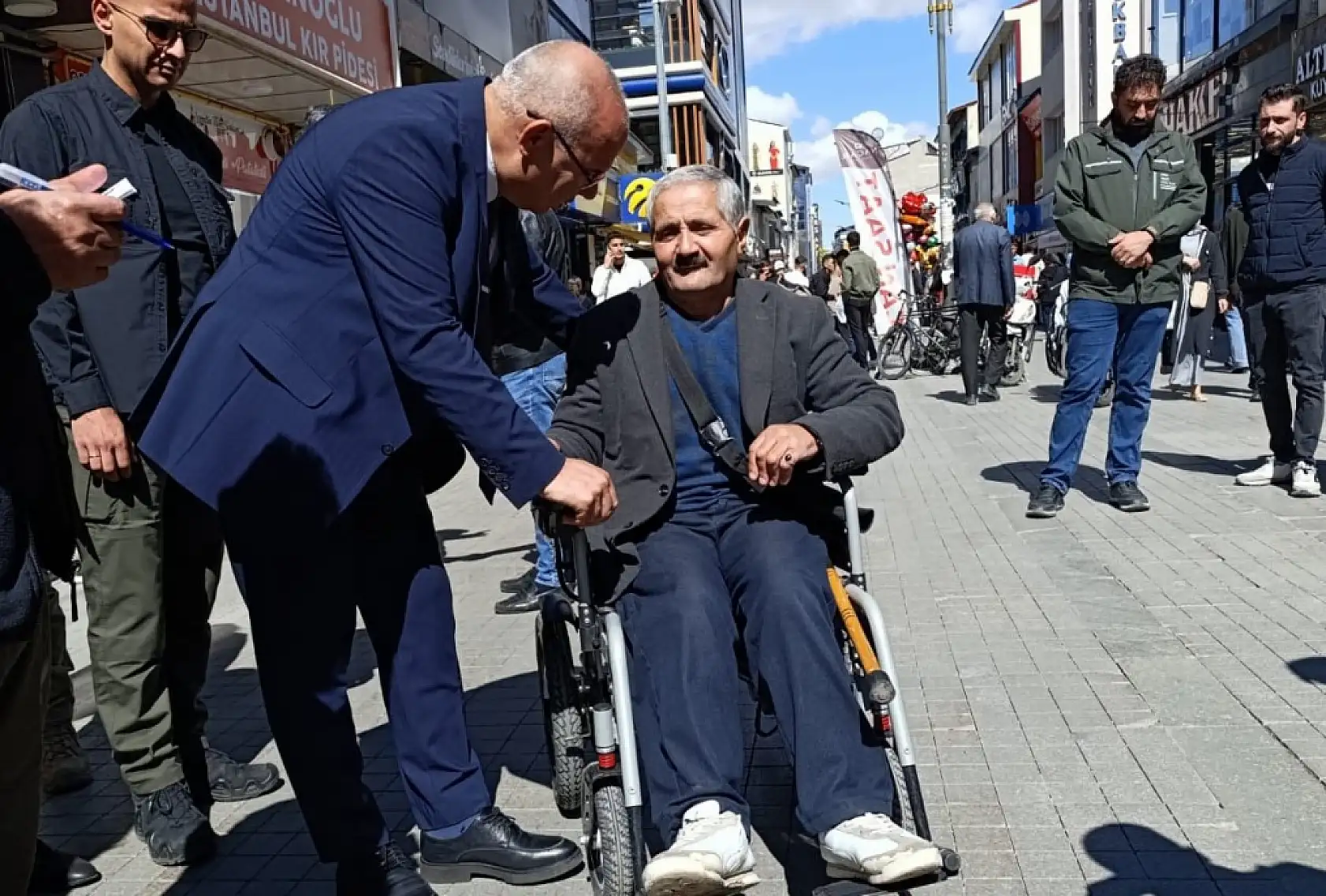 Vali Koç Cumhuriyet Caddesi'nde vatandaşlar ile sohbet etti