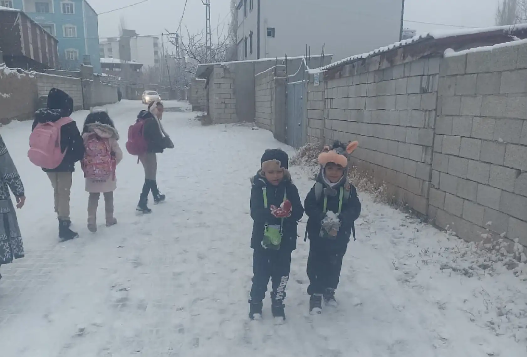 Doğubayazıt'ta sabah saatlerinde kar etkili oldu