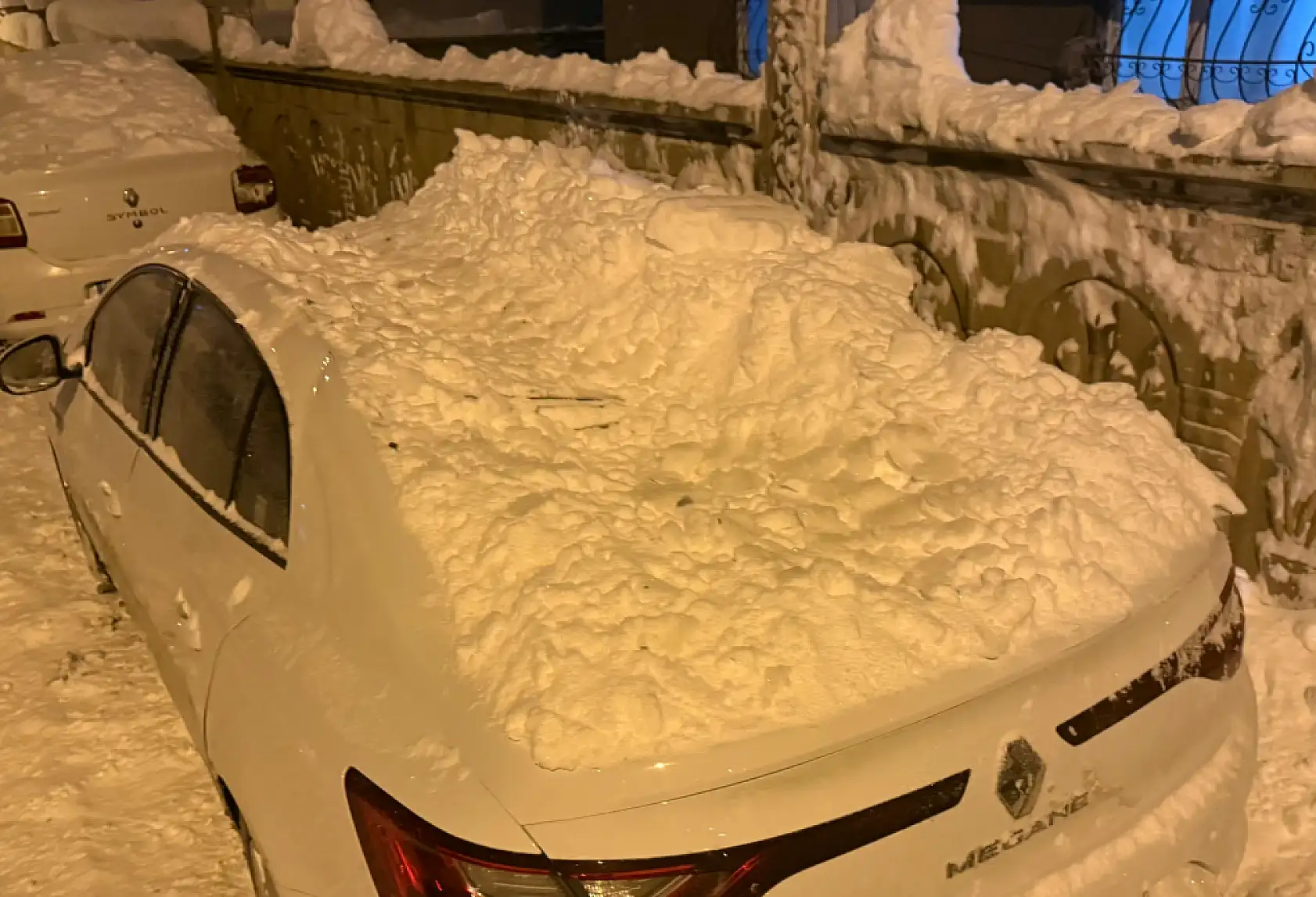 Ağrı'da çatılardan düşen kar araçları vurdu