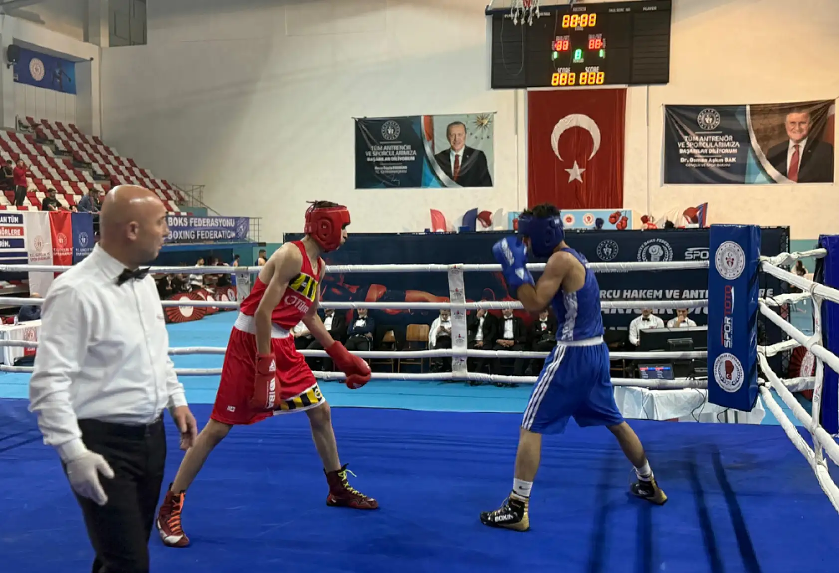 Türkiye'nin genç altın yumrukları Ağrı'da ringe çıktı