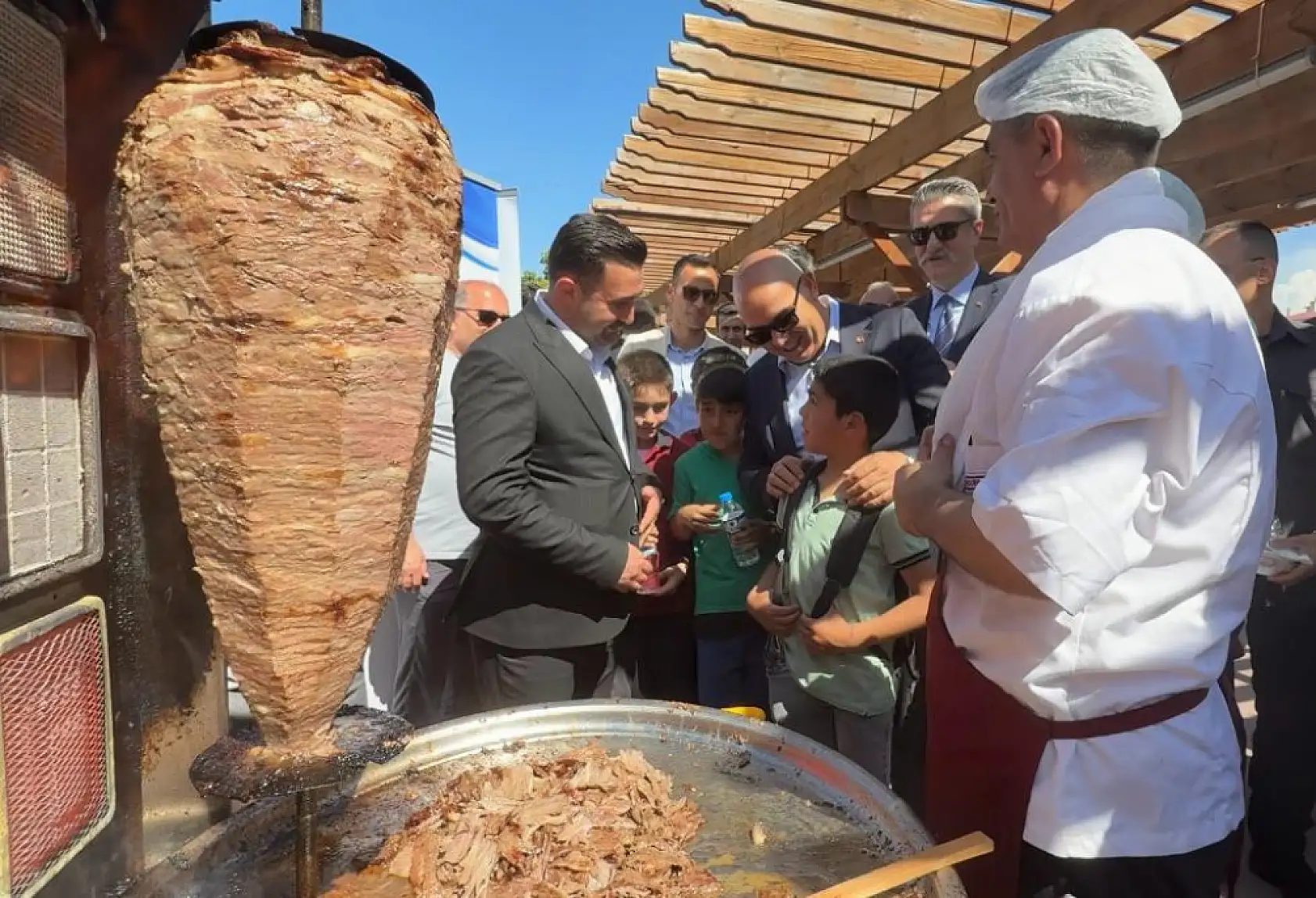 Türk Mutfağı Haftası'nda Ağrı'nın tescilli dönerini Vali Koç kesti