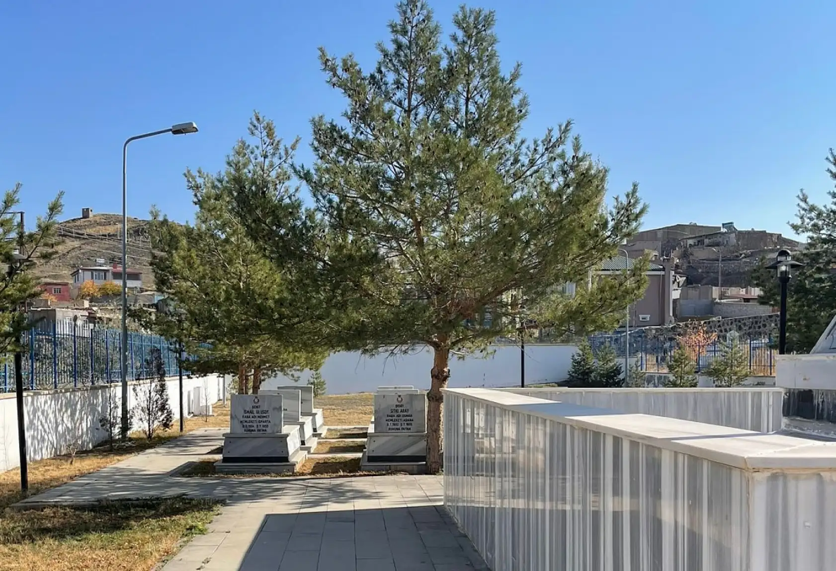 Hükümlüler, Doğubayazıt Şehitliği'nde temizlik çalışması gerçekleştirdi