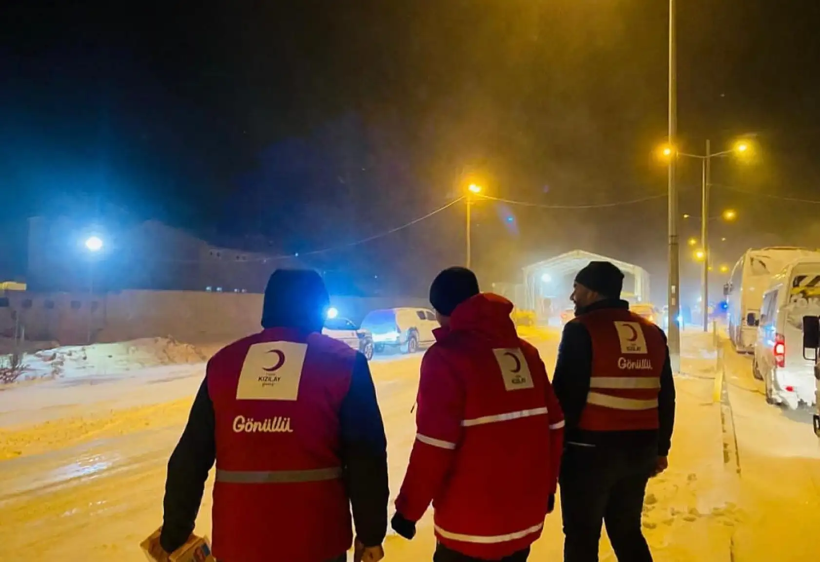 Doğubayazıt Kızılay yolda kalan vatandaşların yardımına koştu