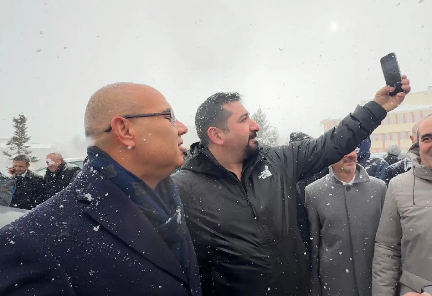 Kar altında veda: Vali Koç, Ağrı'dan helallik isteyerek ayrıldı