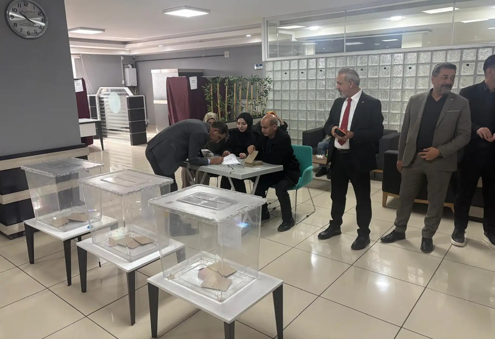 Ağrı Ticaret ve Sanayi Odası'nda başkanlık seçimi başladı: İlk oy Mehmet Erat'tan