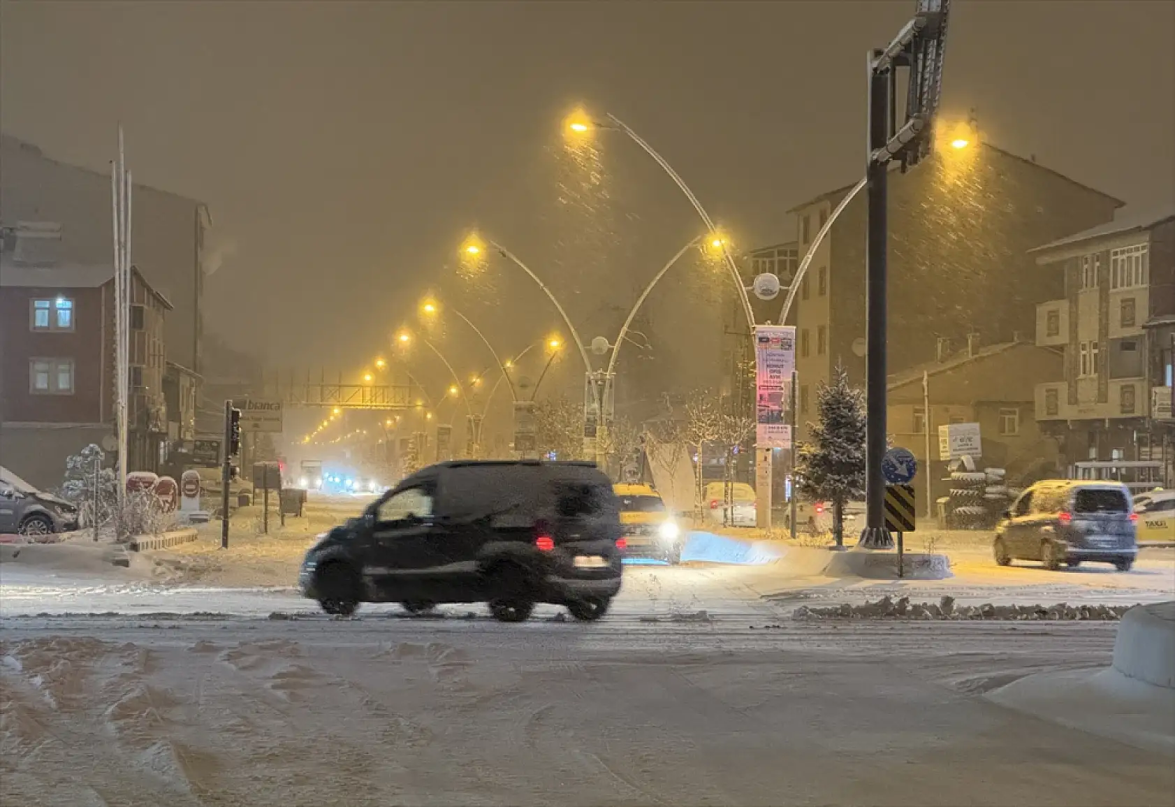 Ağrı'da kar ve tipi ulaşımı zorlaştırıyor