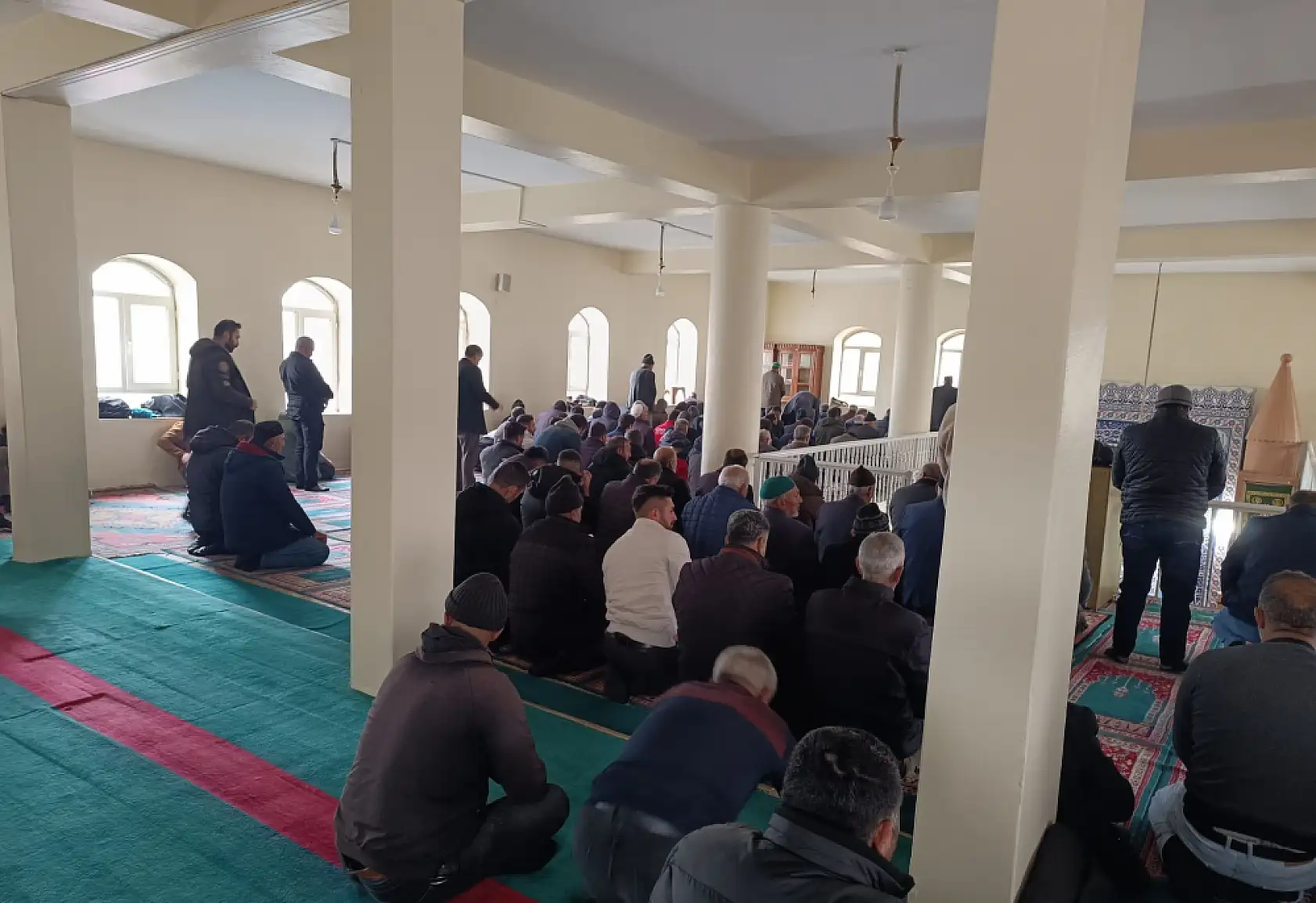 Ağrı'da havalar soğudu, cemaat cami içinde saf tuttu