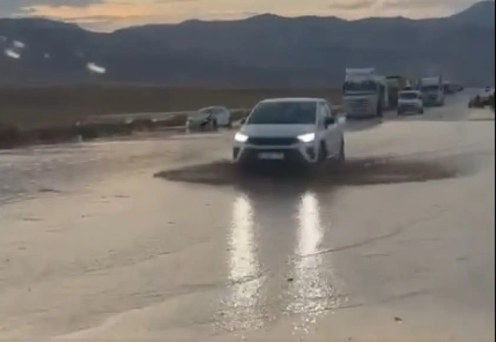 Ağrı'da yağış felakete dönüştü: Gürbulak yolunda araçlar mahsur kaldı!