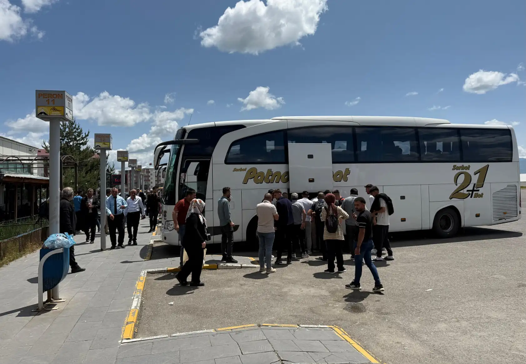 Ağrı otogarında bayram yoğunluğu: Şeker ve güler yüz eksik olmadı
