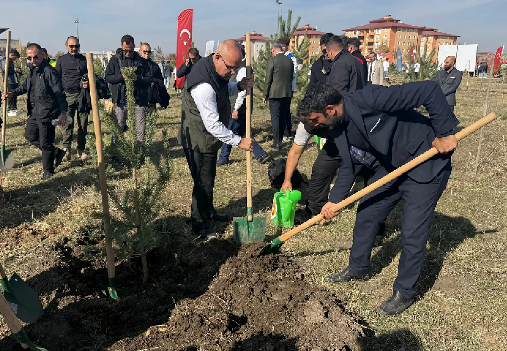 Ağrı Valisi Koç ve basın el ele fidan dikti