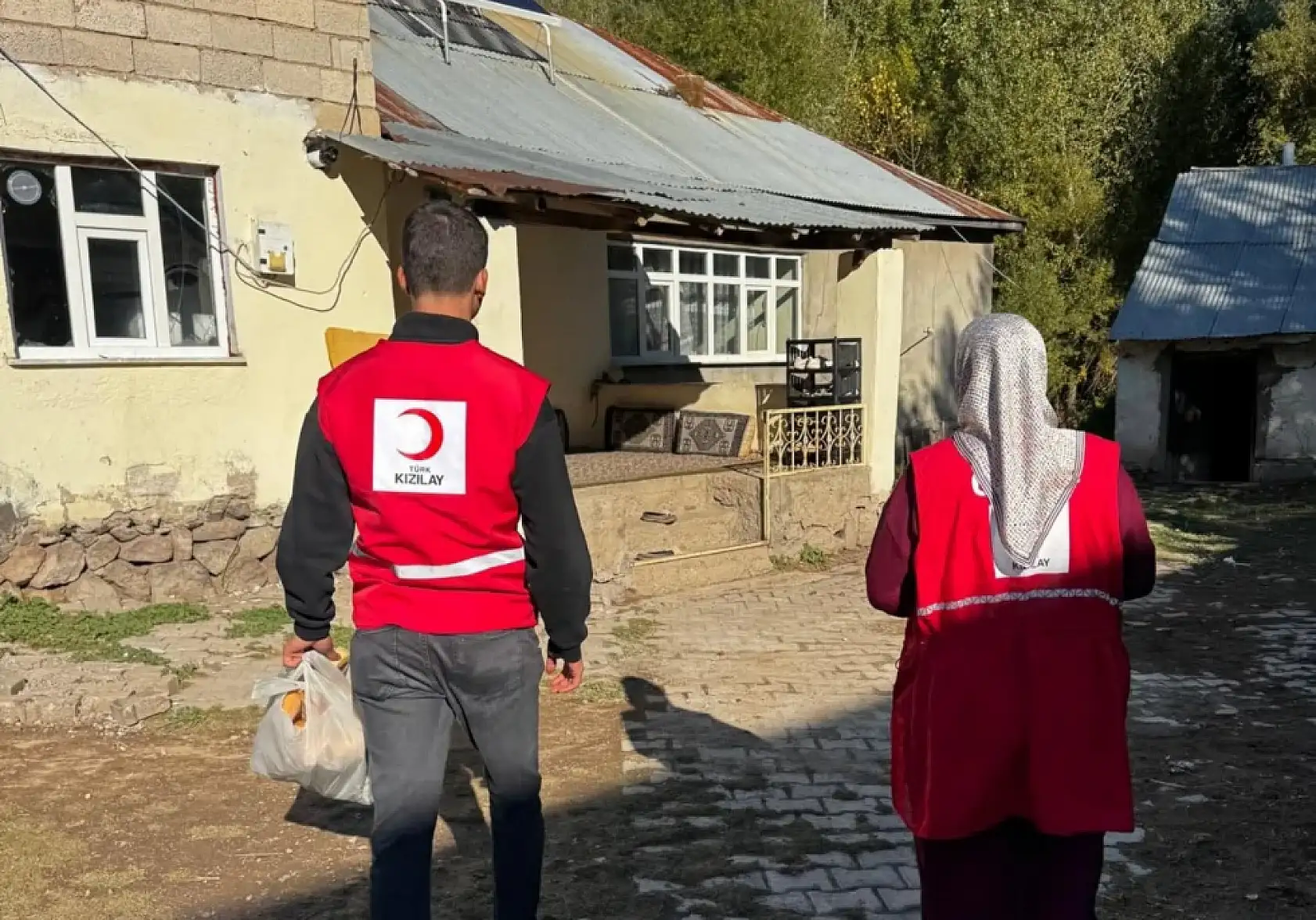 Patnos'ta dayanışma devam ediyor, Kızılay sahada yüzleri güldürüyor
