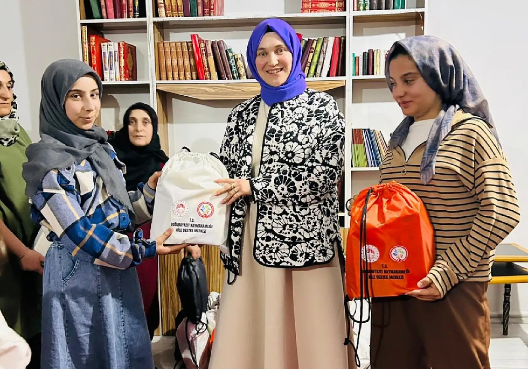 Ağrı'da Kaymakam eşi öğrenciler ile buluştu: hem anlattı hem dinledi