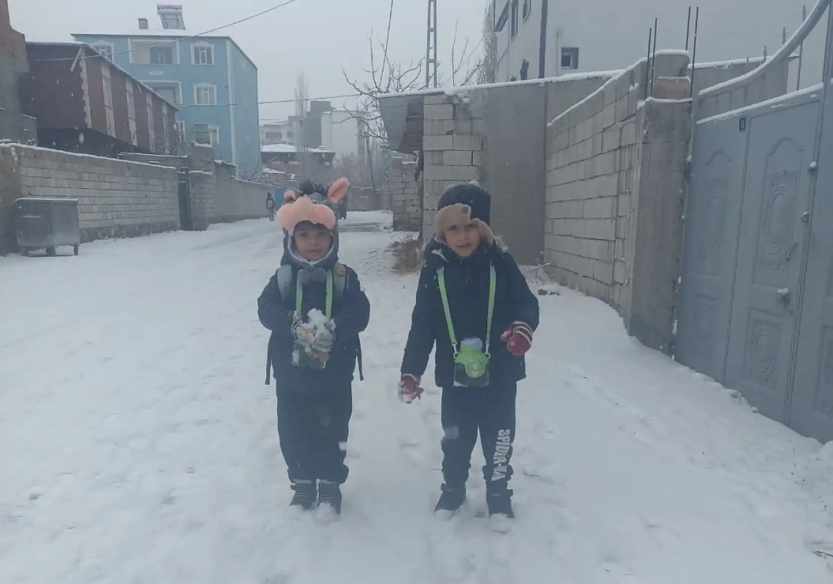 Doğubayazıt'ta sabah saatlerinde kar etkili oldu