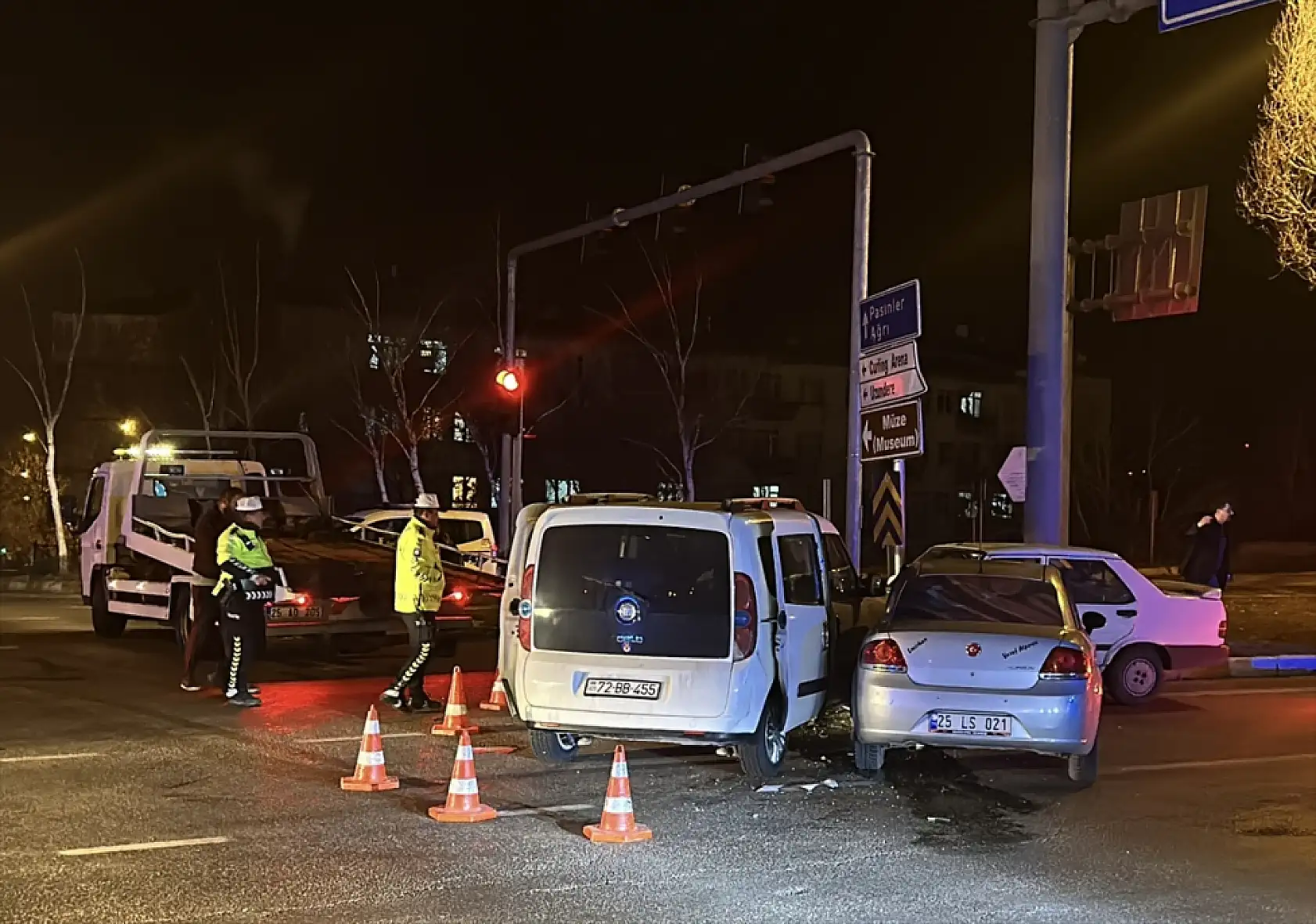 Erzurum-Ağrı yolunda üç araç çarpıştı, iki kişi yaralandı