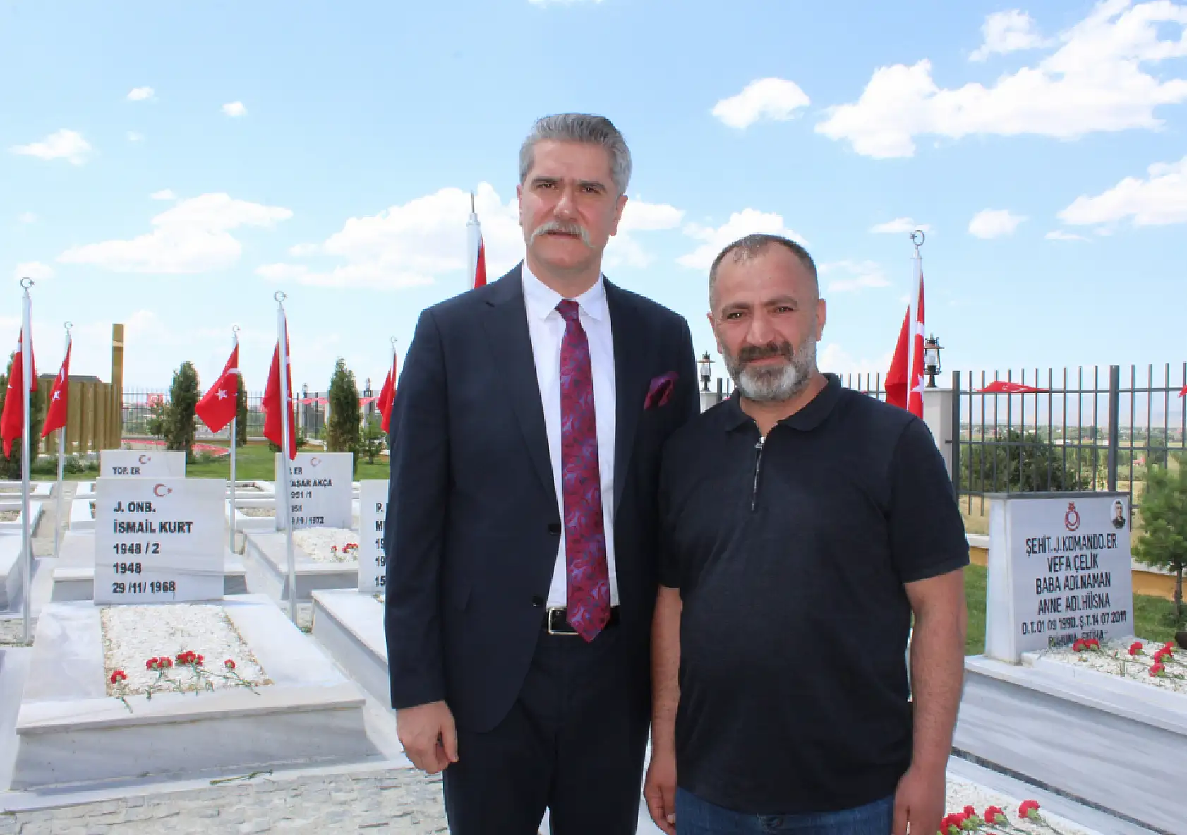 Ağrı'da yenilenen şehitlikte ilk karanfil bırakıldı dualar edildi