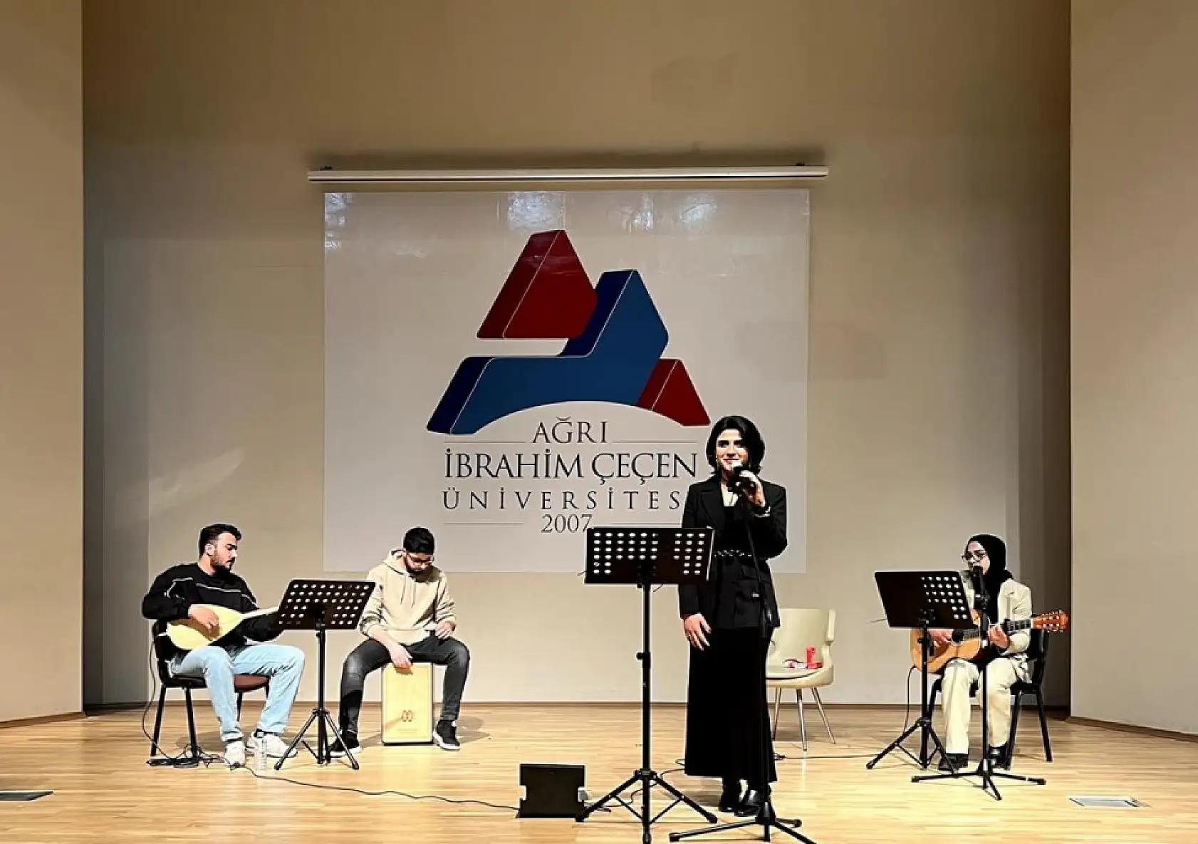 Ağrı'da üniversite öğrencileri sanatı sosyal sorumlulukla buluşturdu