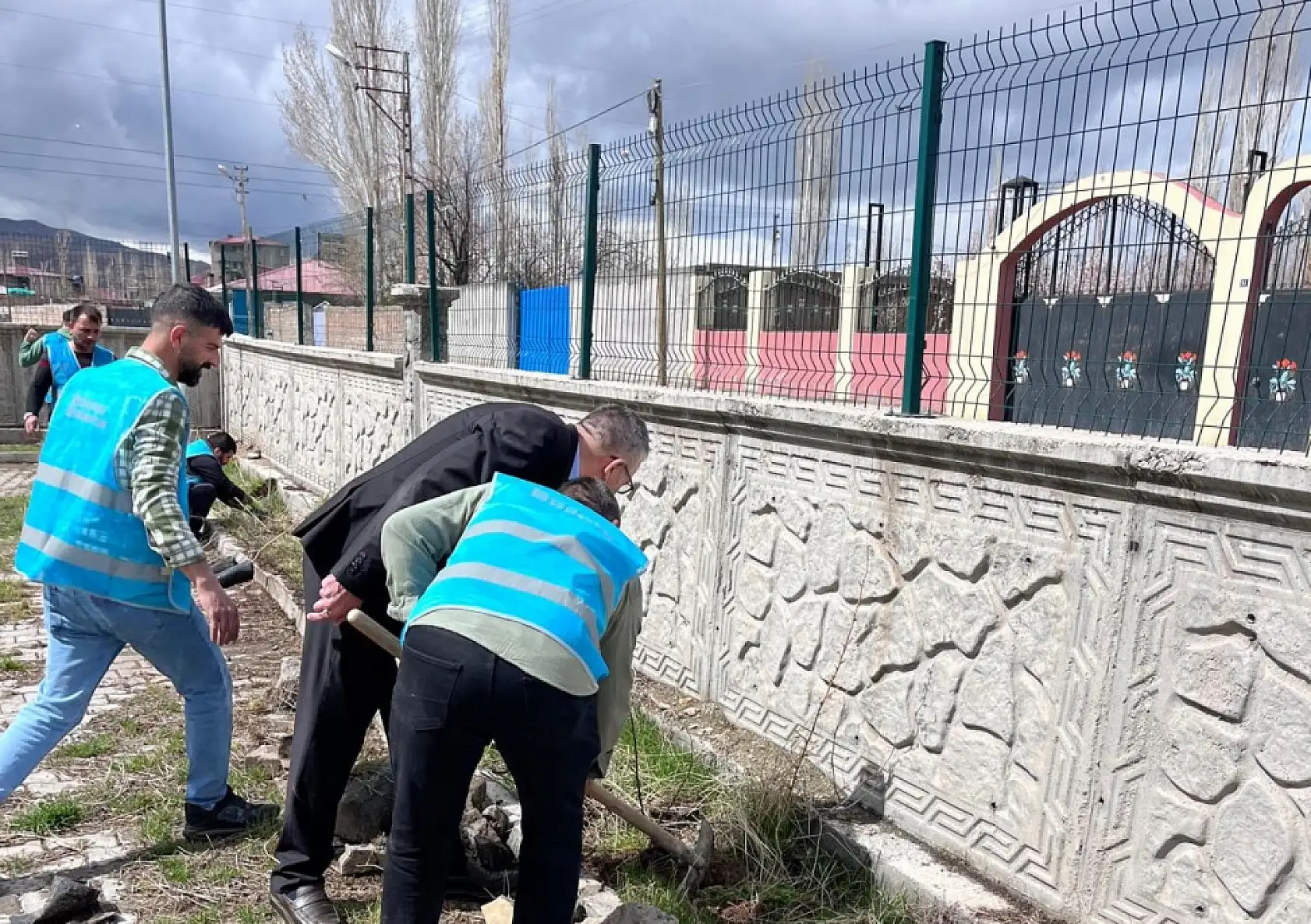 Doğubayazıt'ta 'Geleceğe Nefes' etkinliğinde okul bahçelerine 100 fidan dikildi