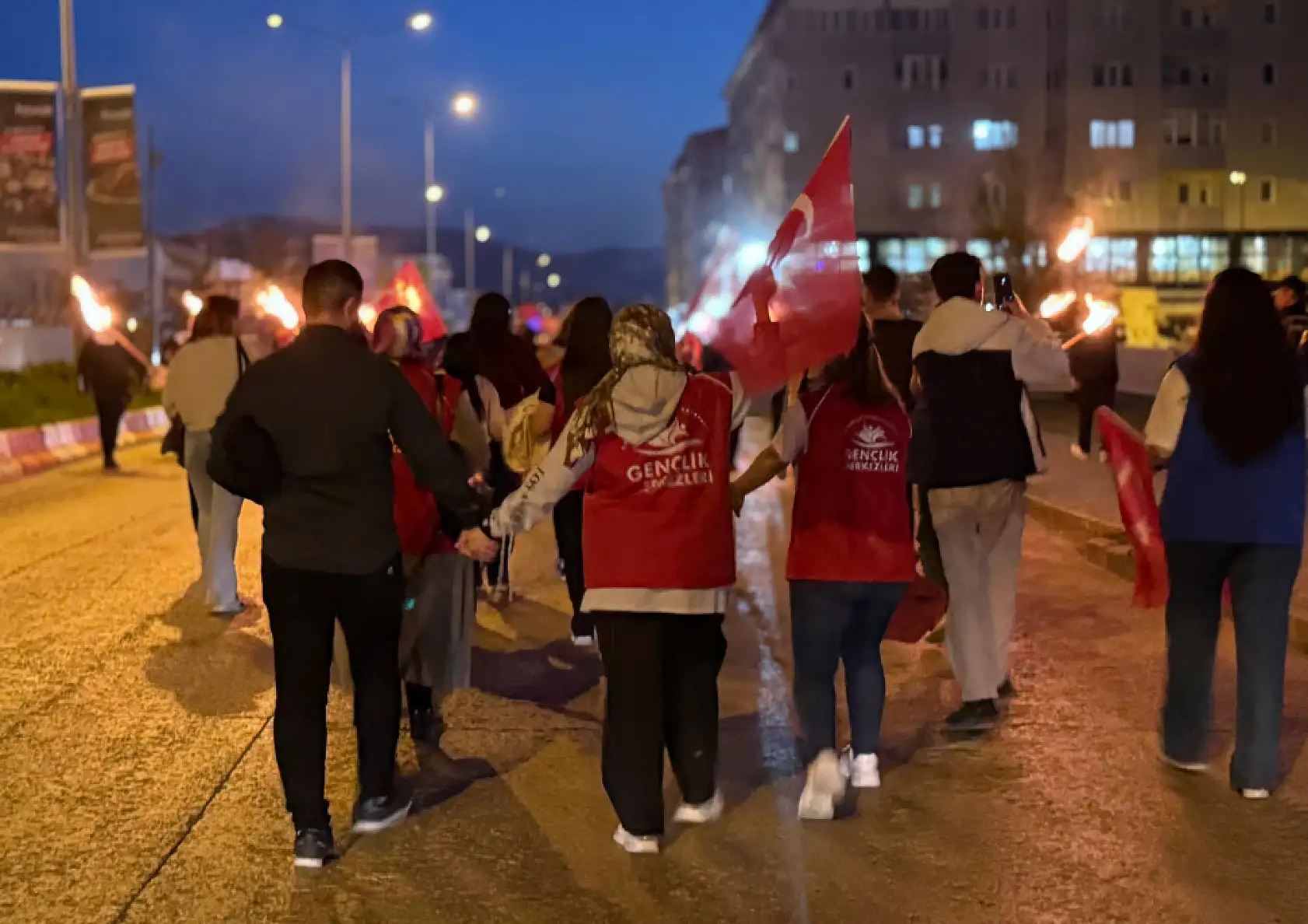 Ağrılı gençler şehri aydınlattı 19 Mayıs coşkusu sokaklara taştı