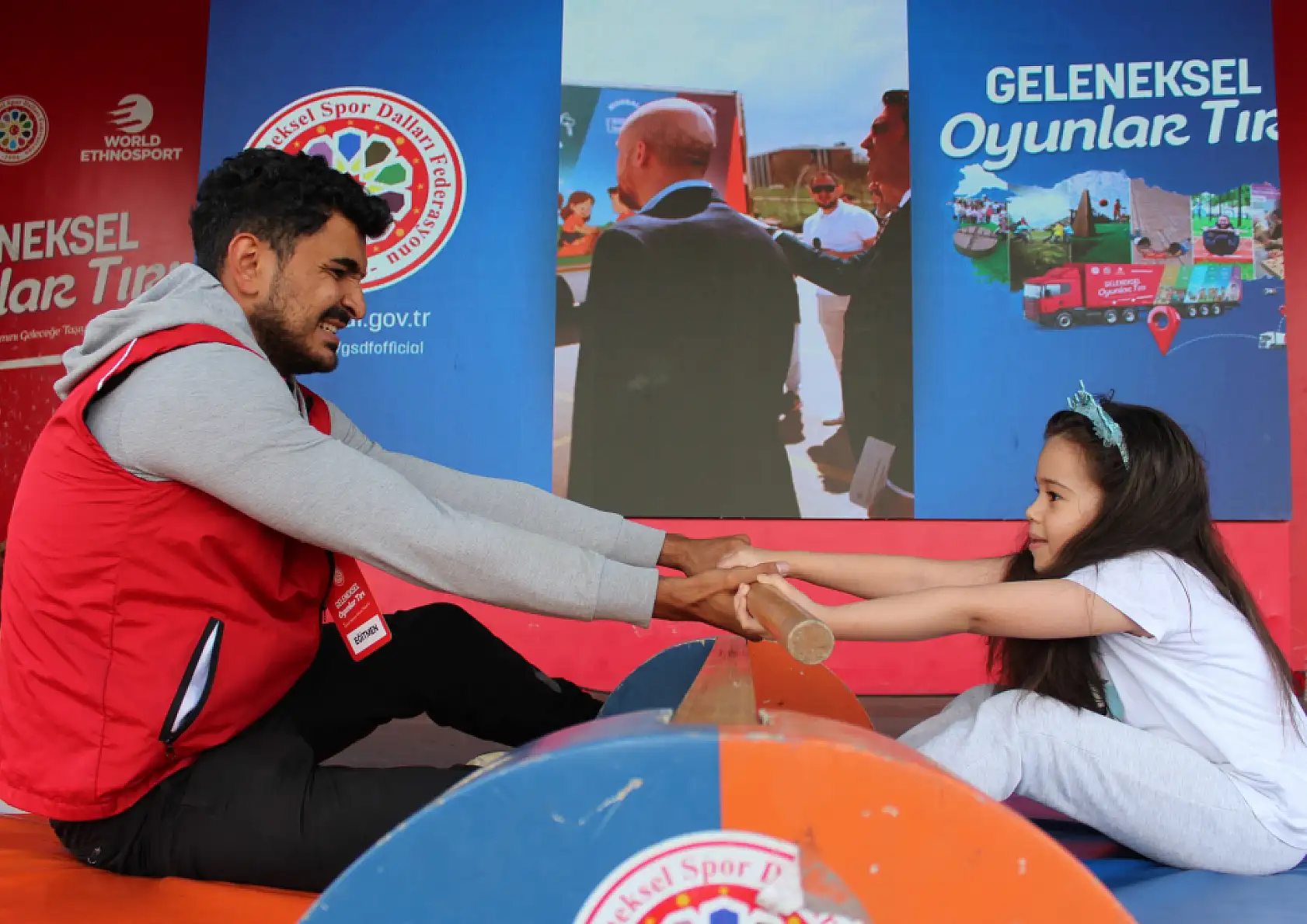 Çocuklar geleneksel oyunlarla tanıştı, Millet Bahçesi şenlendi