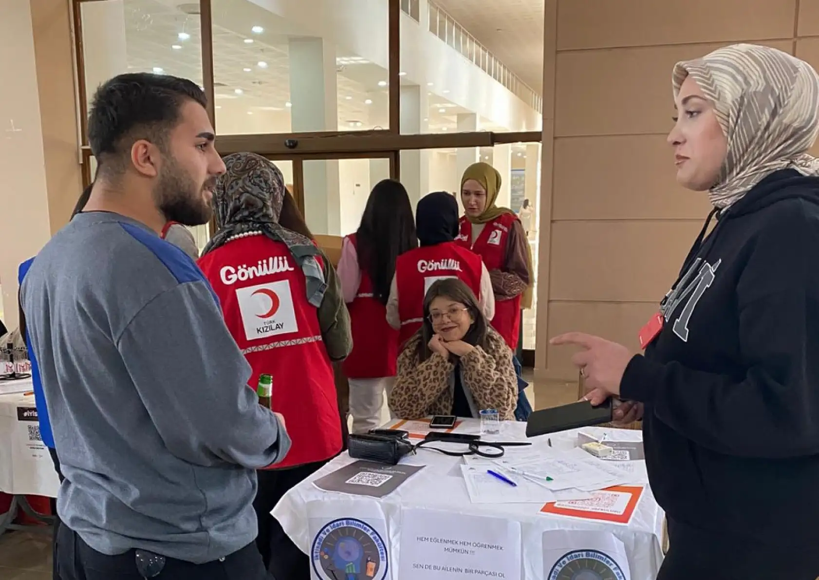 Ağrı'da öğrenciler kulüplerini tanıttı, kampüs şenlik havasına büründü