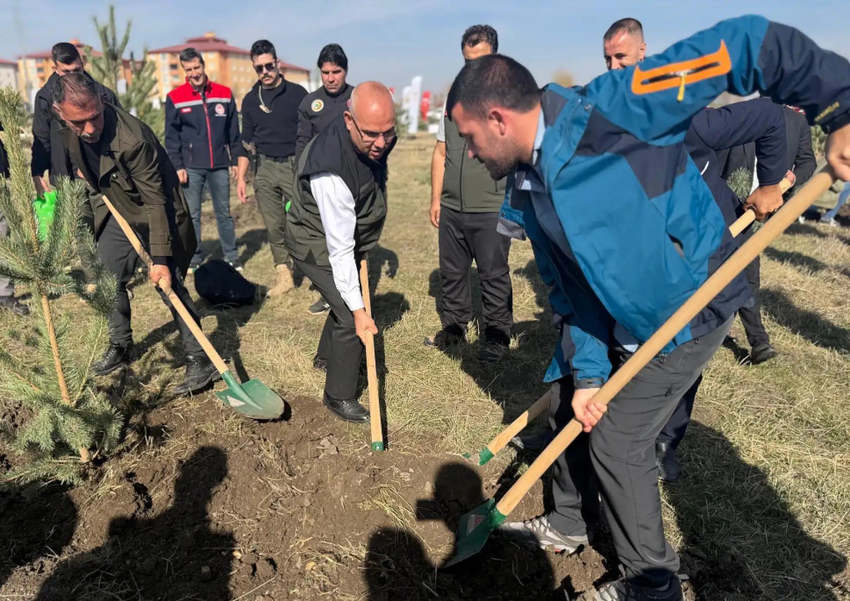 Ağrı Valisi Koç ve basın el ele fidan dikti