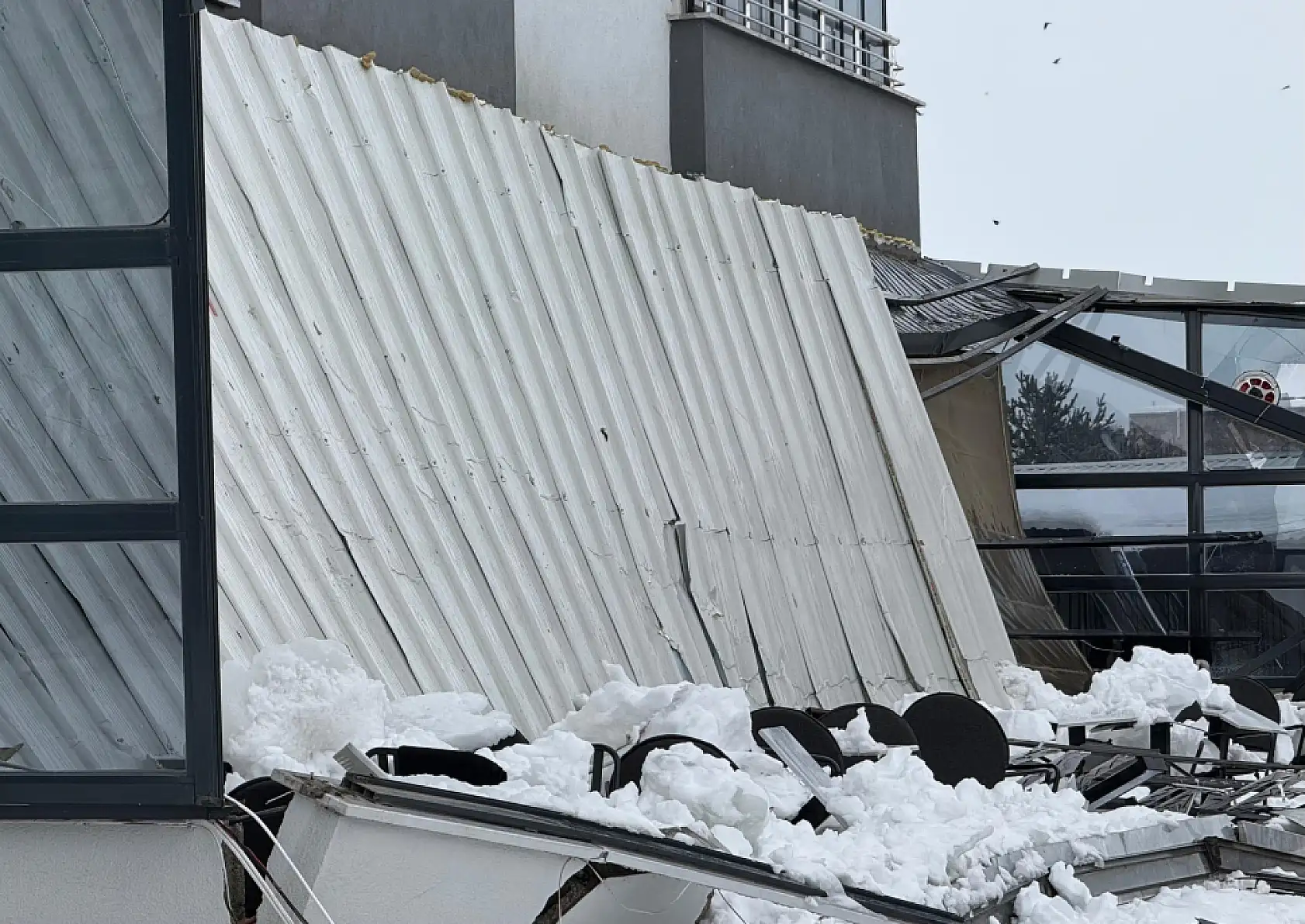 Ağrı'da çatıdan düşen kar kafeyi yerle bir etti