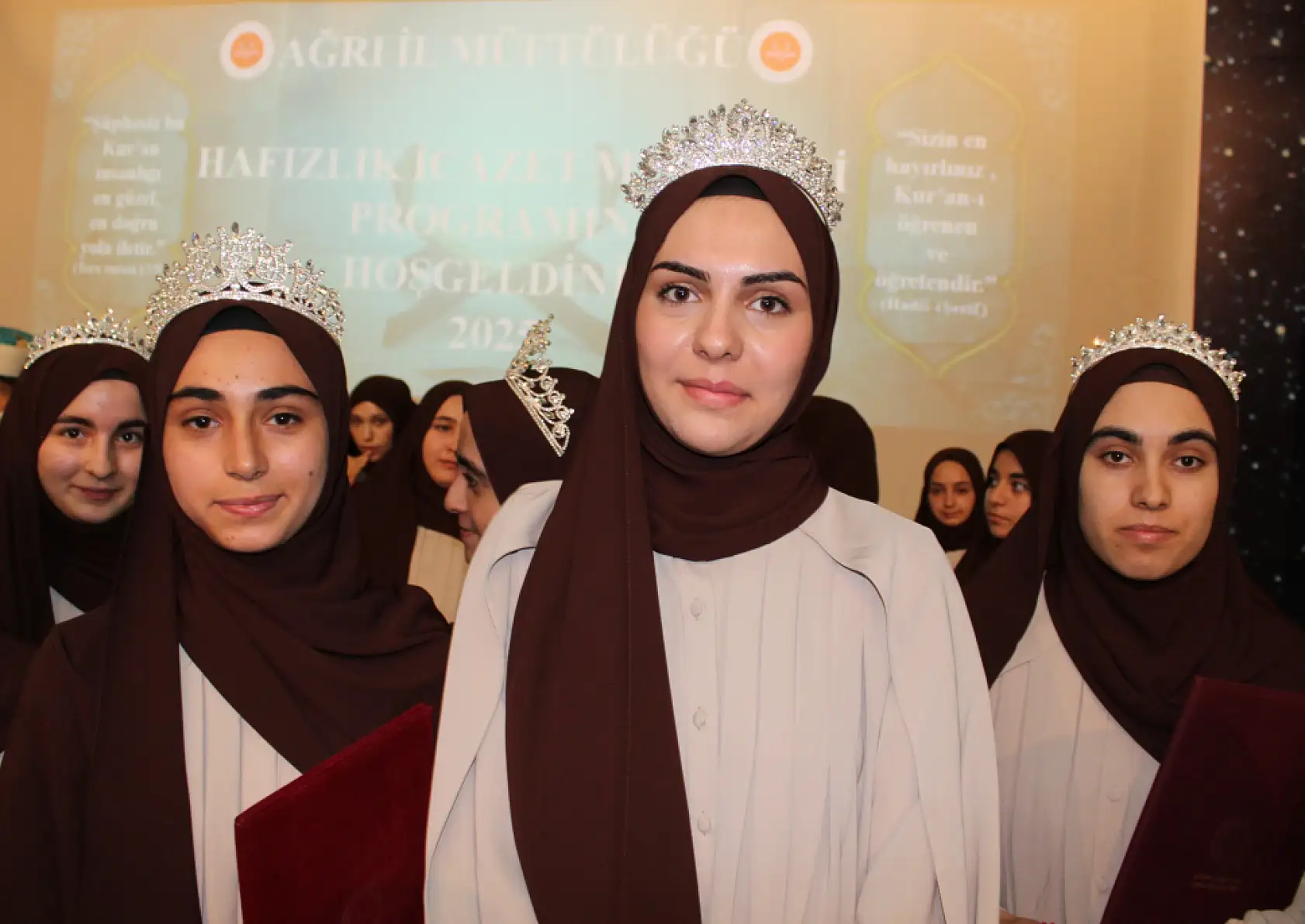 Kur'an nesli yetişiyor: Ağrı'da 117 hafız belgelerini aldı