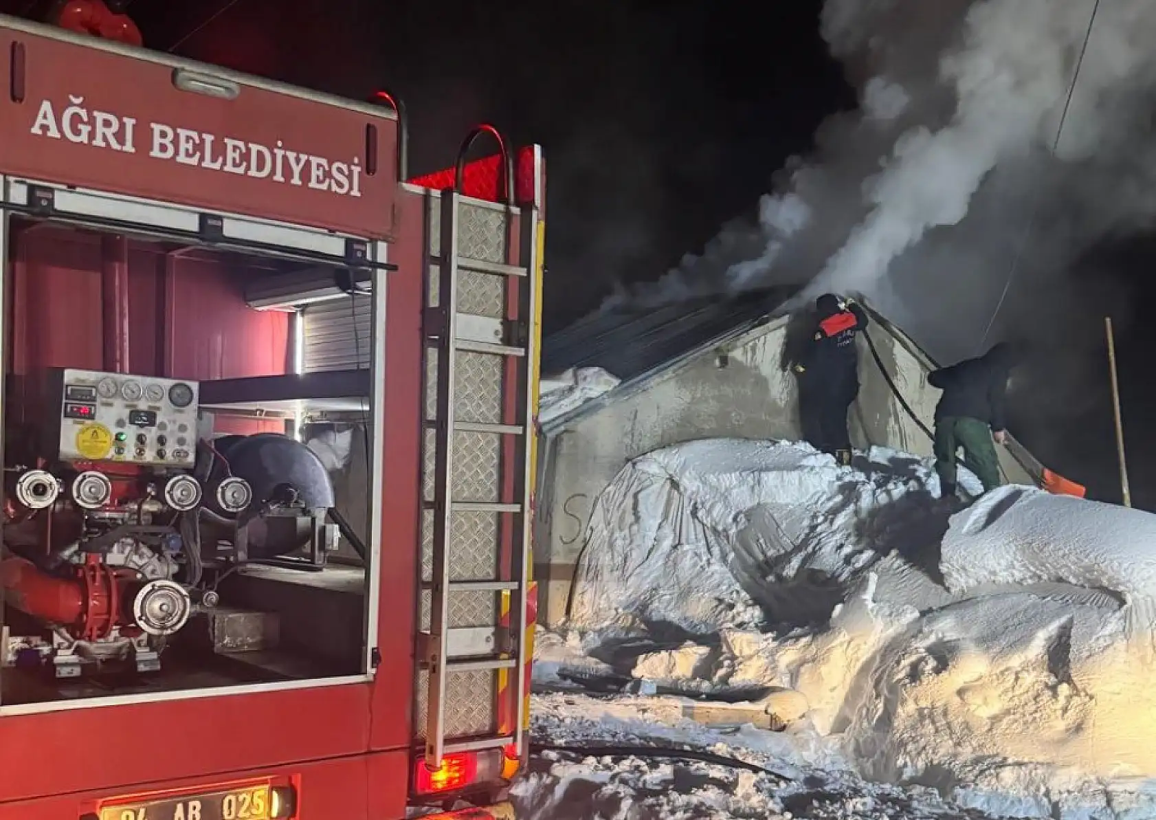 Yoncalı Köyü'nde çatı yangını itfaiye ekiplerince söndürüldü