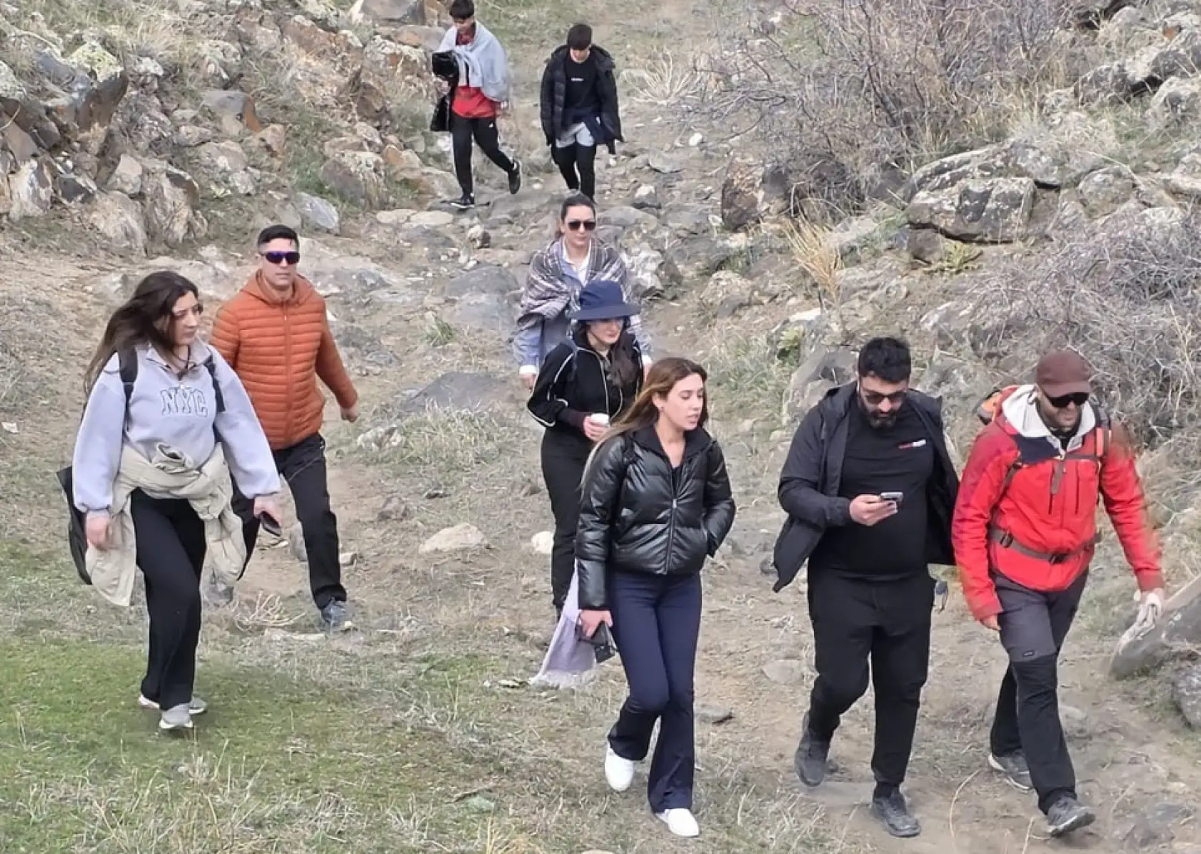 Ağrı Dağı eteklerinde hem gezdiler hem çiriş otu topladılar