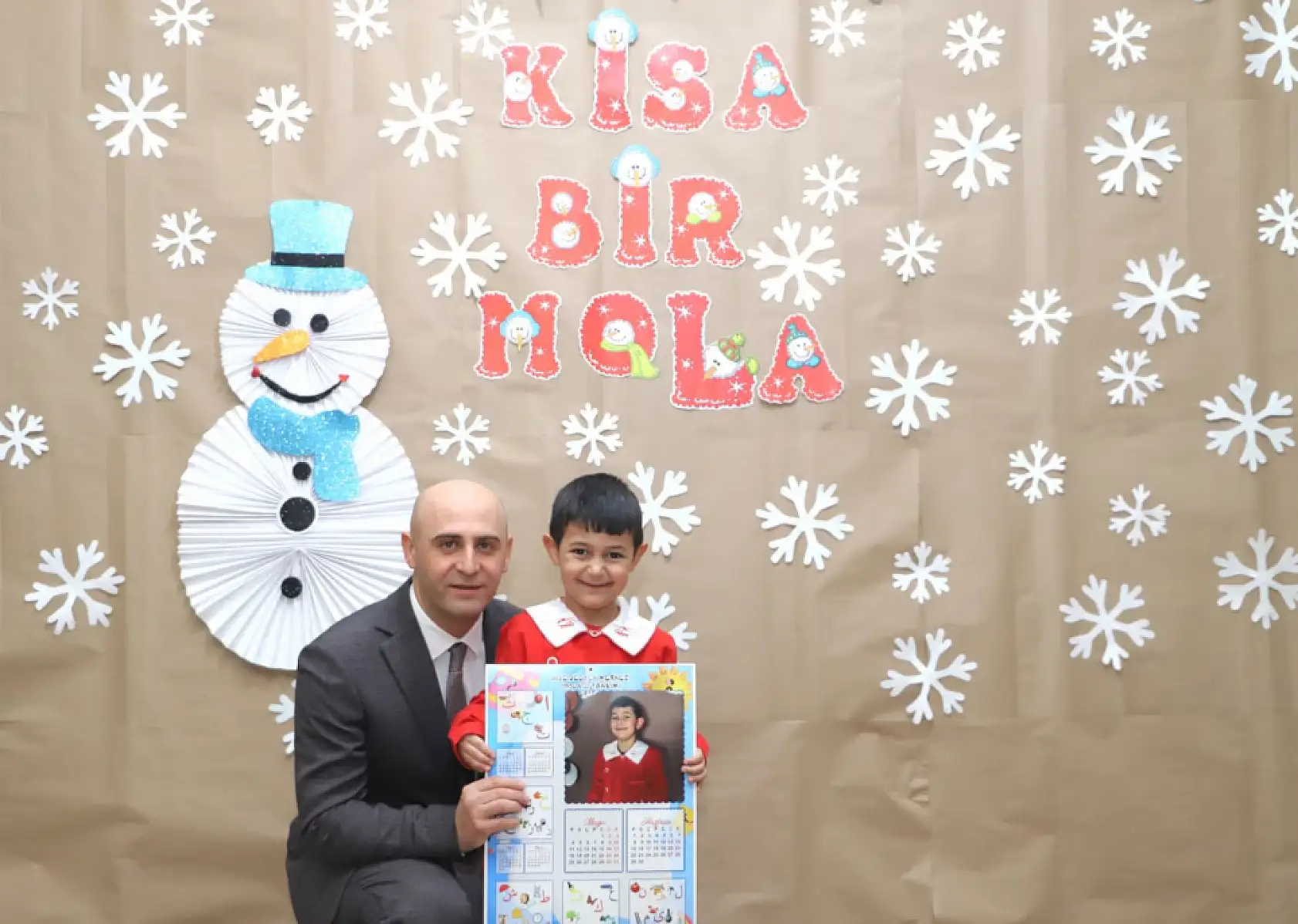 Doğubayazıt'ta karneler alındı, Kaymakam Ekinci minikleri yalnız bırakmadı