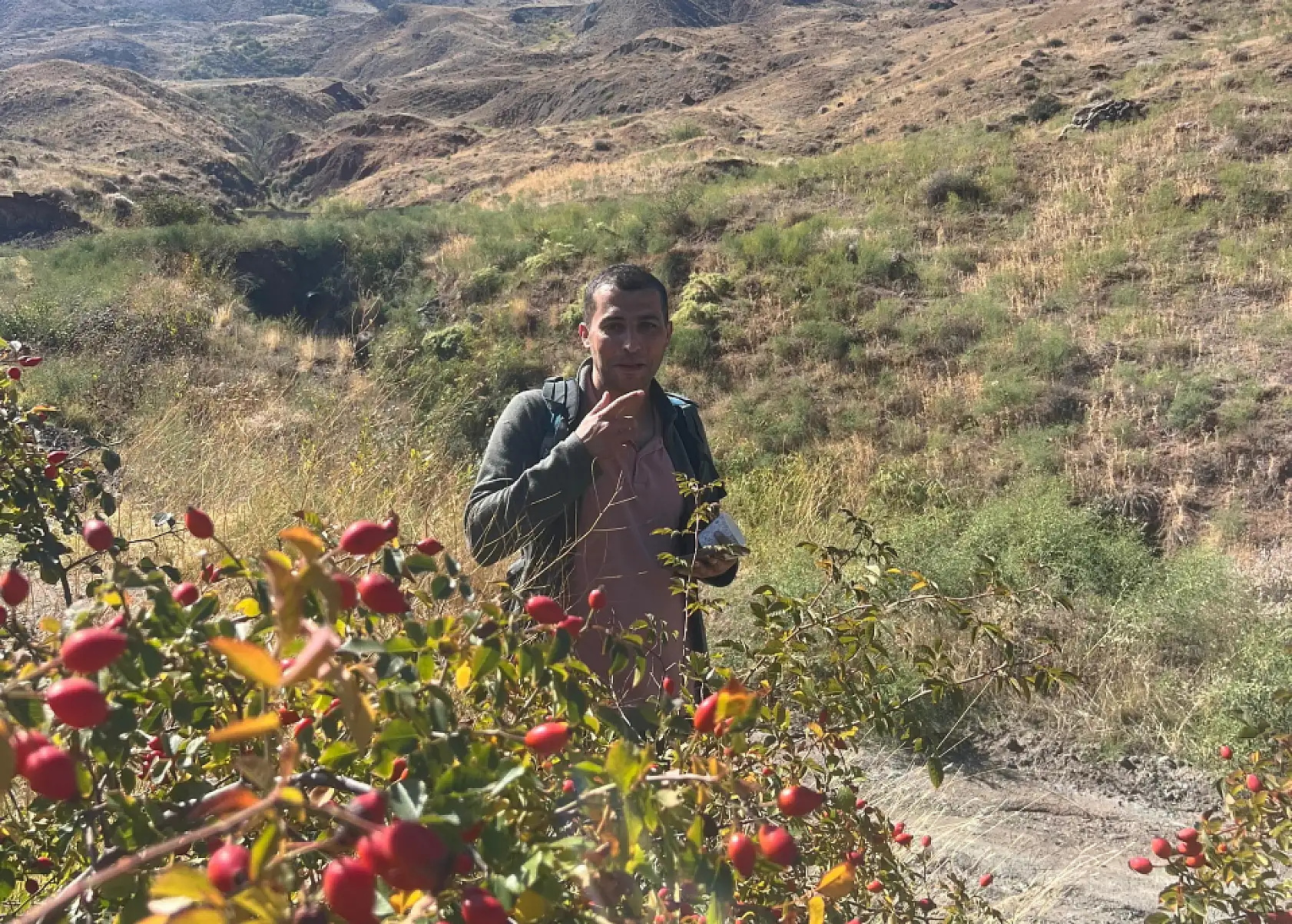 Bazid dağcıları sonbaharın izinde: Kars'ta kuşburnulu doğa keşfi