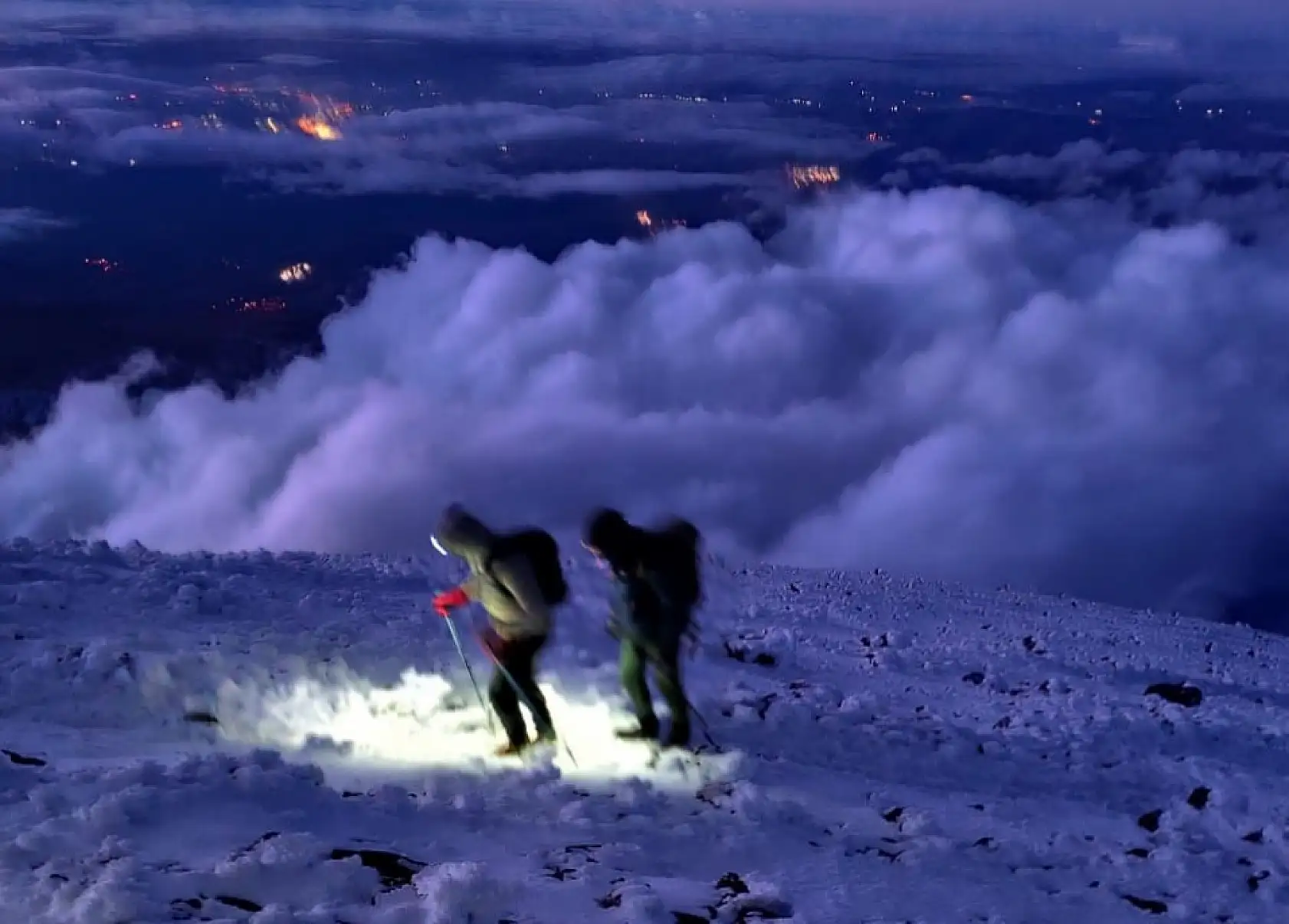 Ağrı Dağı'nda akşamın kızıllığı karla buluştu