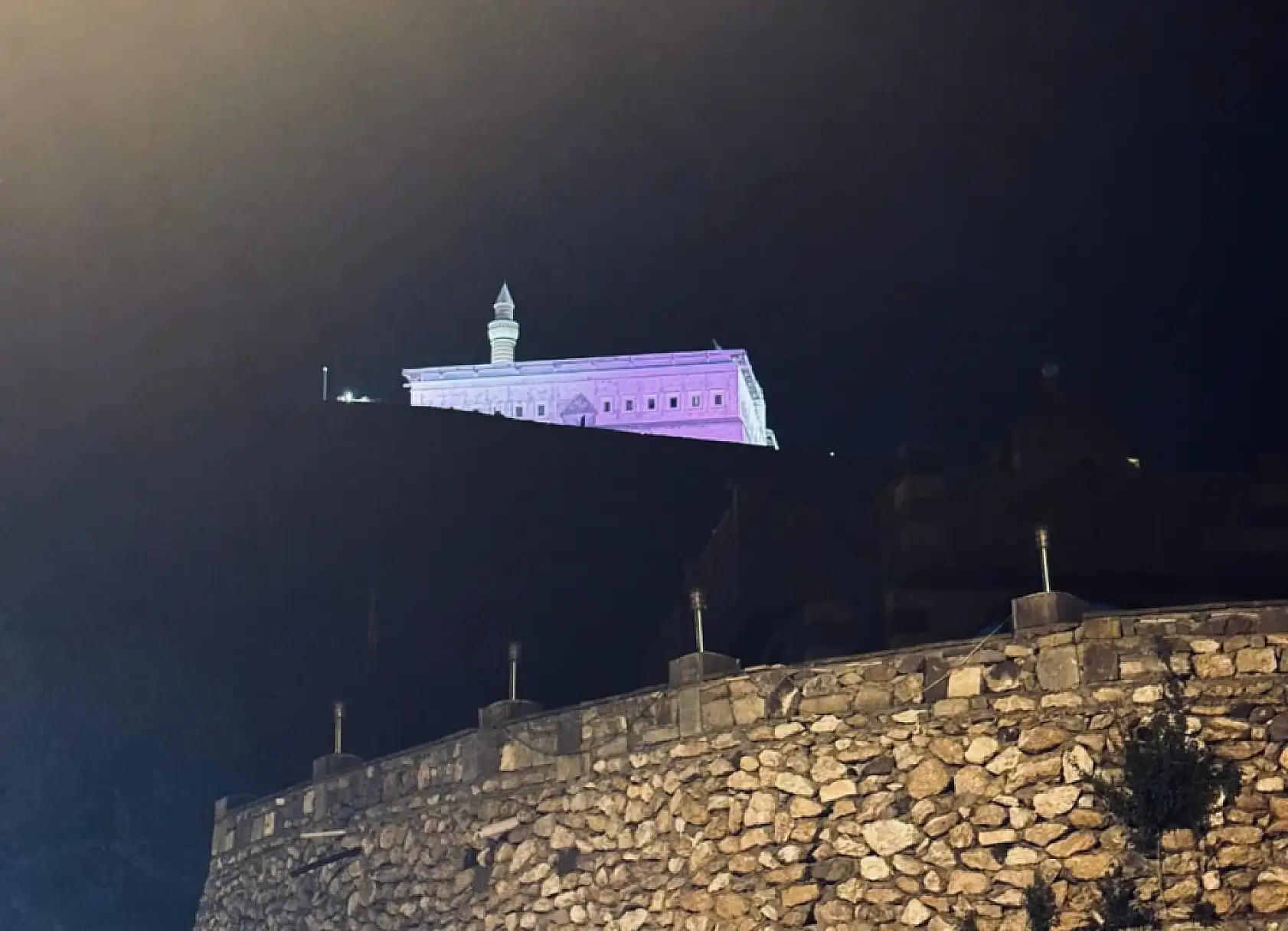 Tarihi saray mor renge büründü: İşte verilen mesaj!