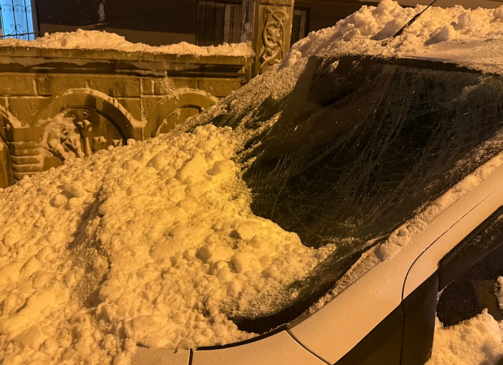 Ağrı'da çatılardan düşen kar araçları vurdu