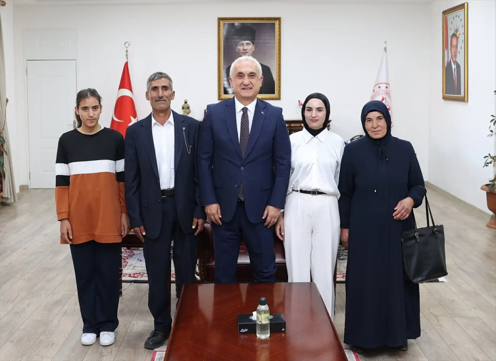 YKS çıkışında kızına çiçekle sürpriz yapan baba vali tarafından ağırlandı