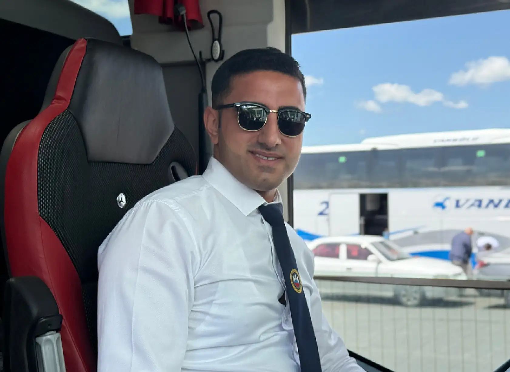 Ağrı otogarında bayram yoğunluğu: Şeker ve güler yüz eksik olmadı