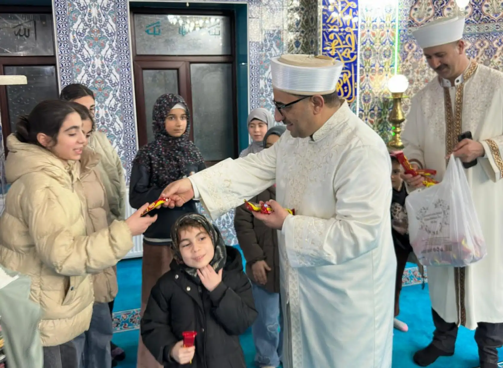 Caminin minik misafirlerine Ramazan sürprizi