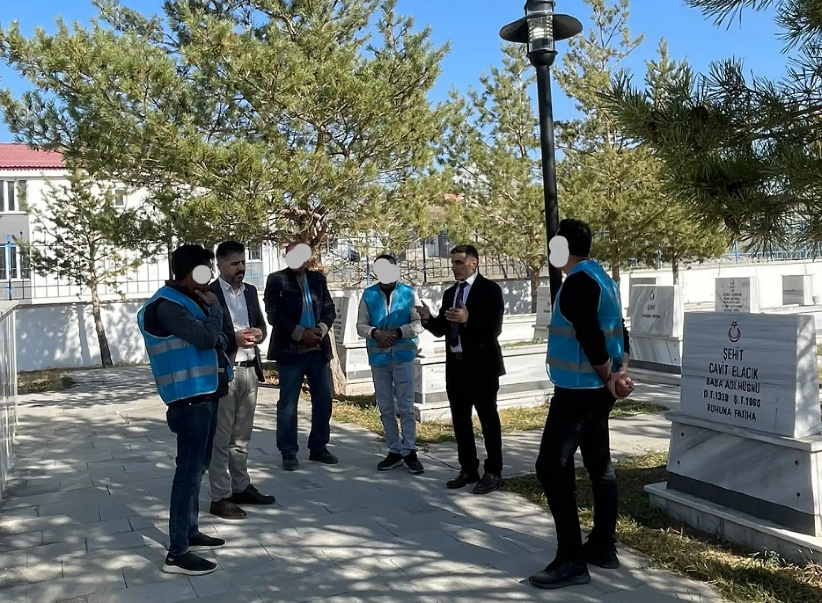 Hükümlüler, Doğubayazıt Şehitliği'nde temizlik çalışması gerçekleştirdi