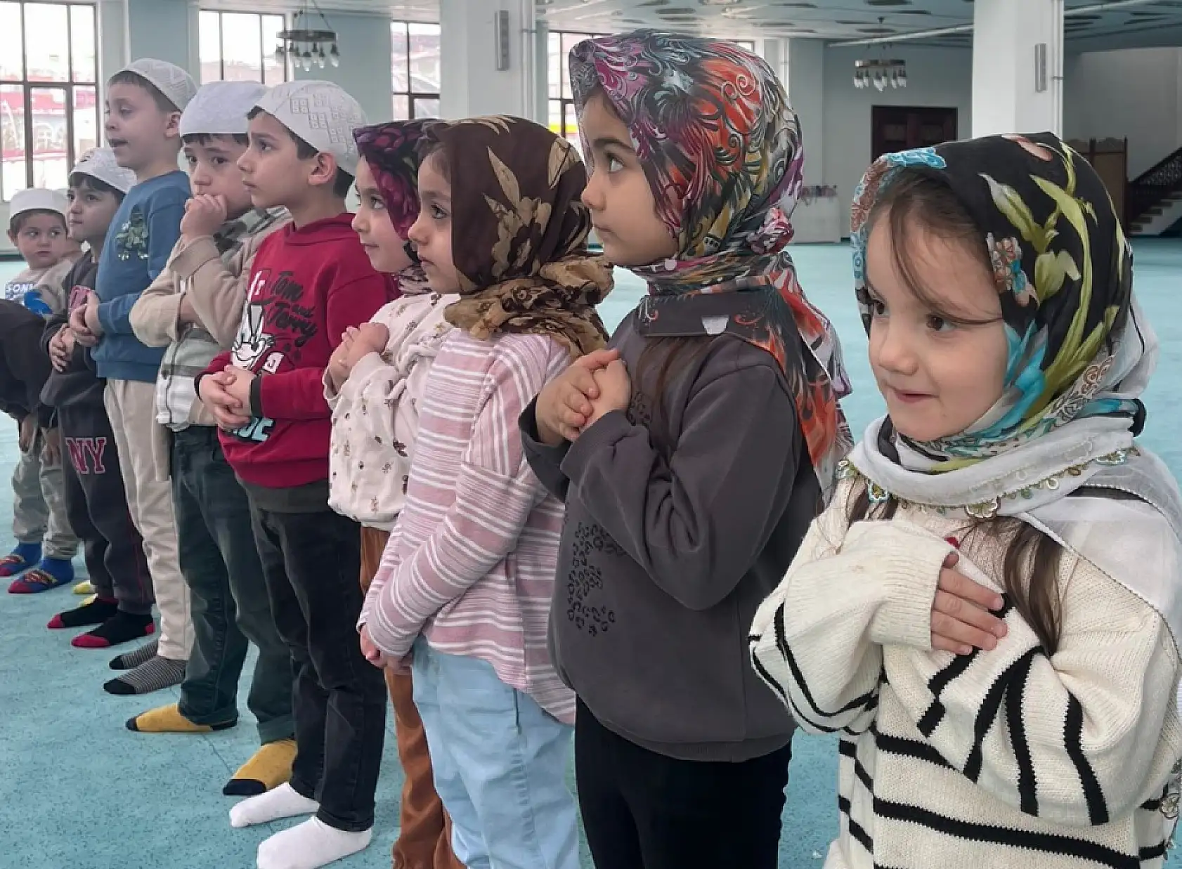 Ağrı Teknokent Koleji minikleri Ramazan'ın maneviyatını camide öğrendi