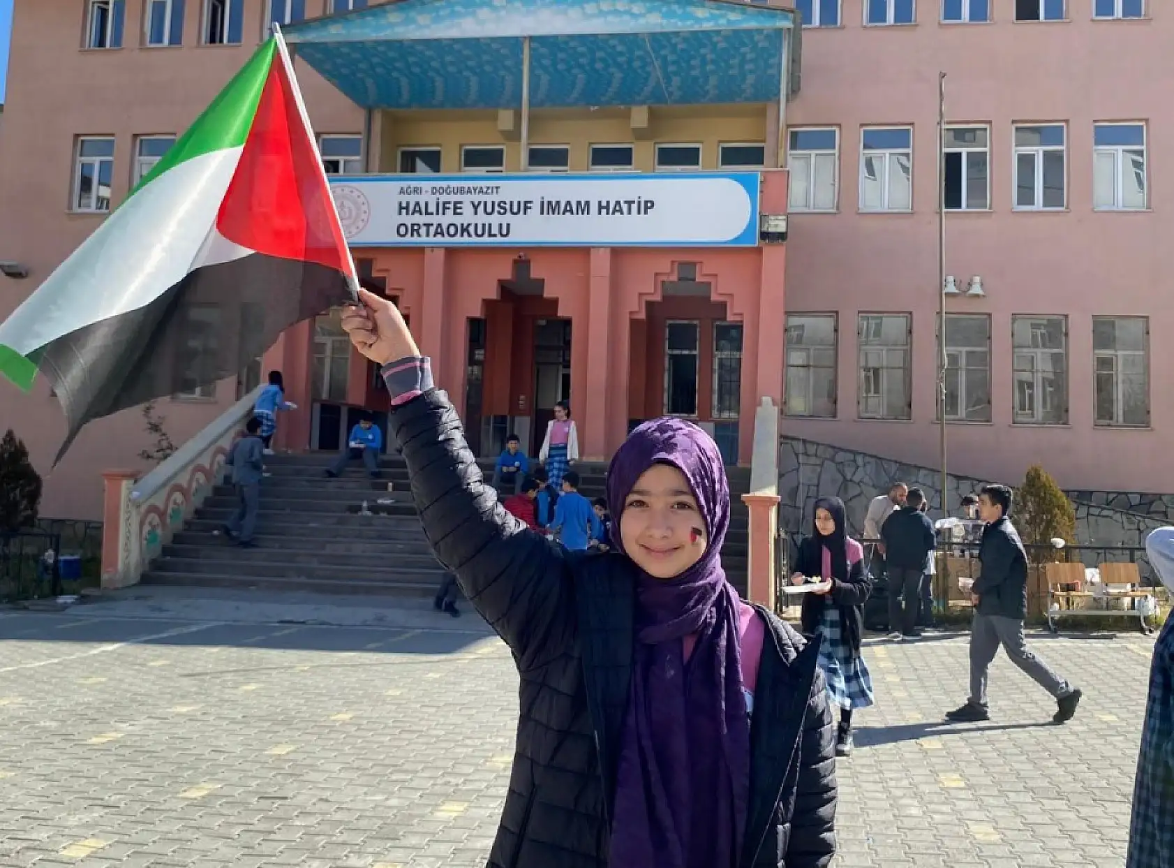 Doğubayazıt'ta Gazze için el birliği: Öğrenciler kermeste bir araya geldi