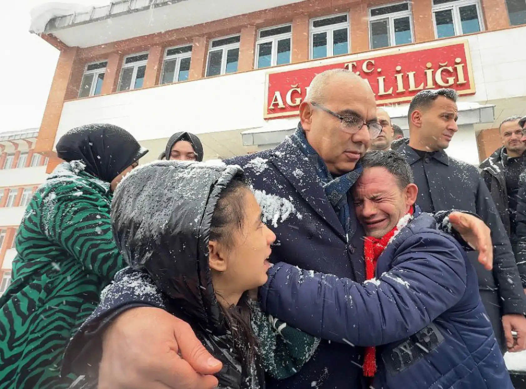 Kar altında veda: Vali Koç, Ağrı'dan helallik isteyerek ayrıldı