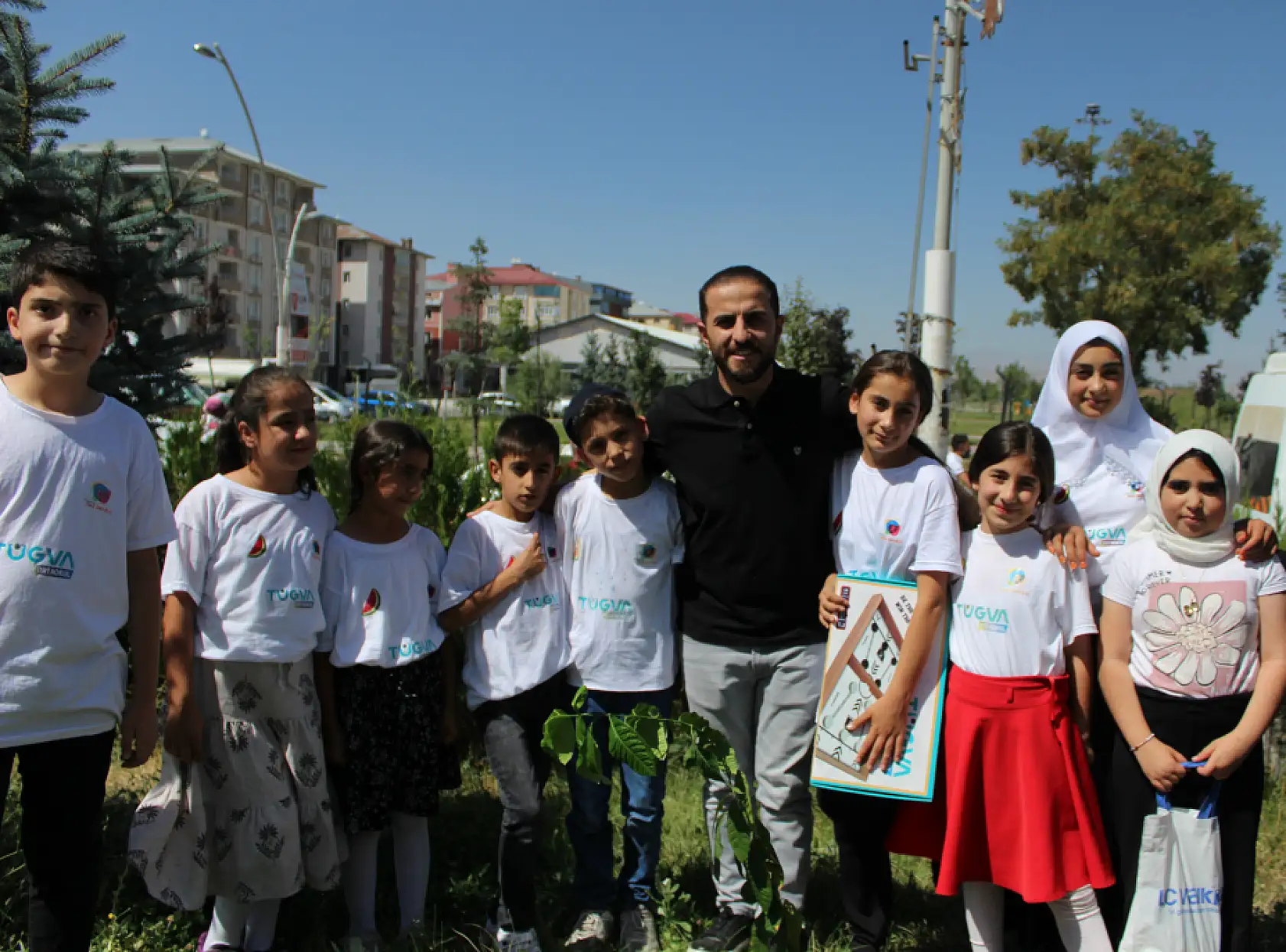 TÜGVA öğrencileri Ulu Cami bahçesinde fidan dikti