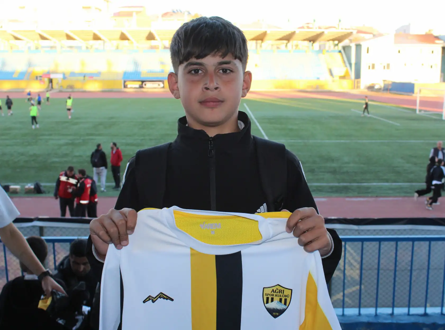 Ağrı Spor'dan taraftarına jest: Tribünler coştu, çocuklar güldü!