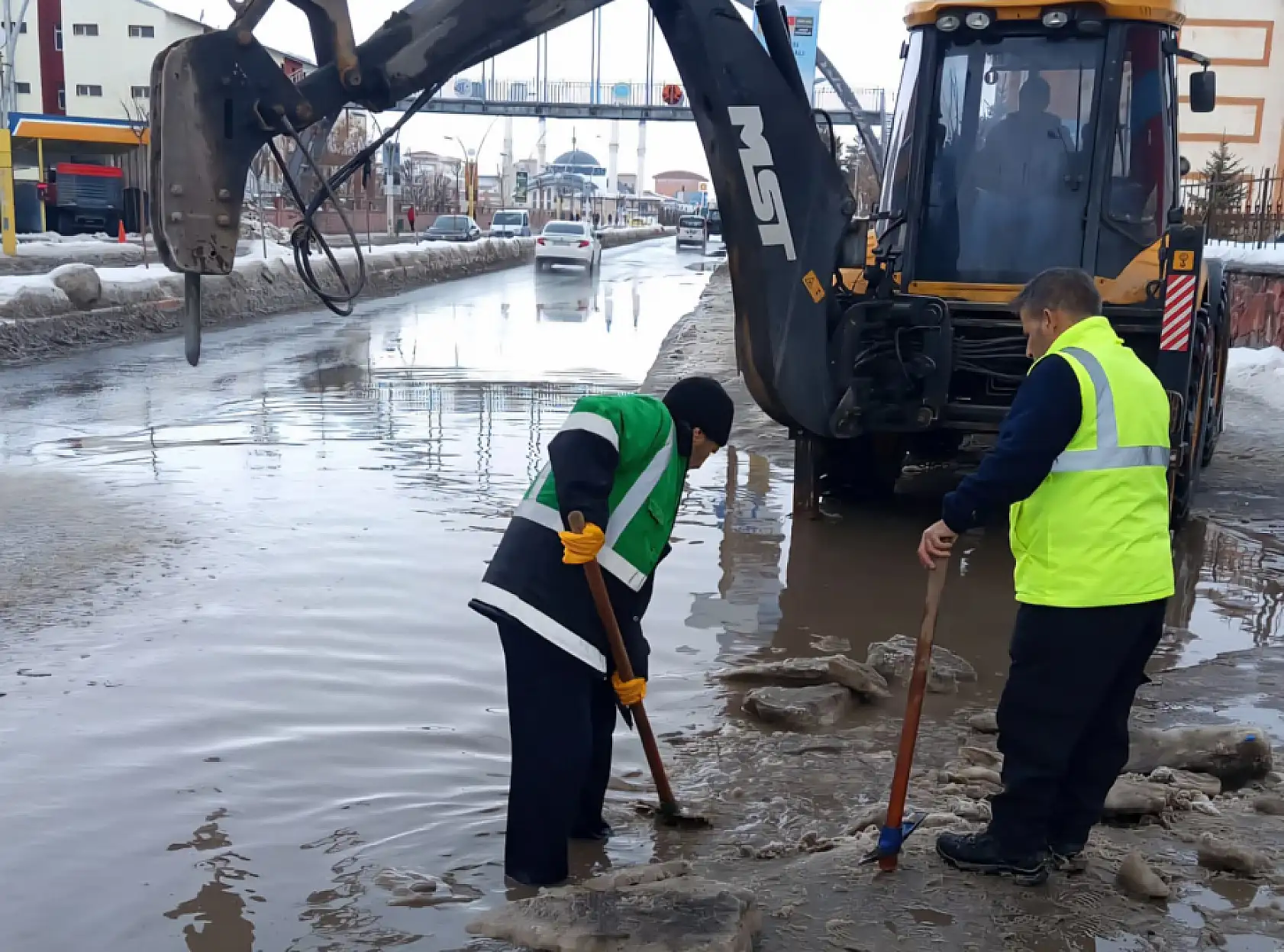 Ağrı'da kış ortasında şemsiyeler açıldı