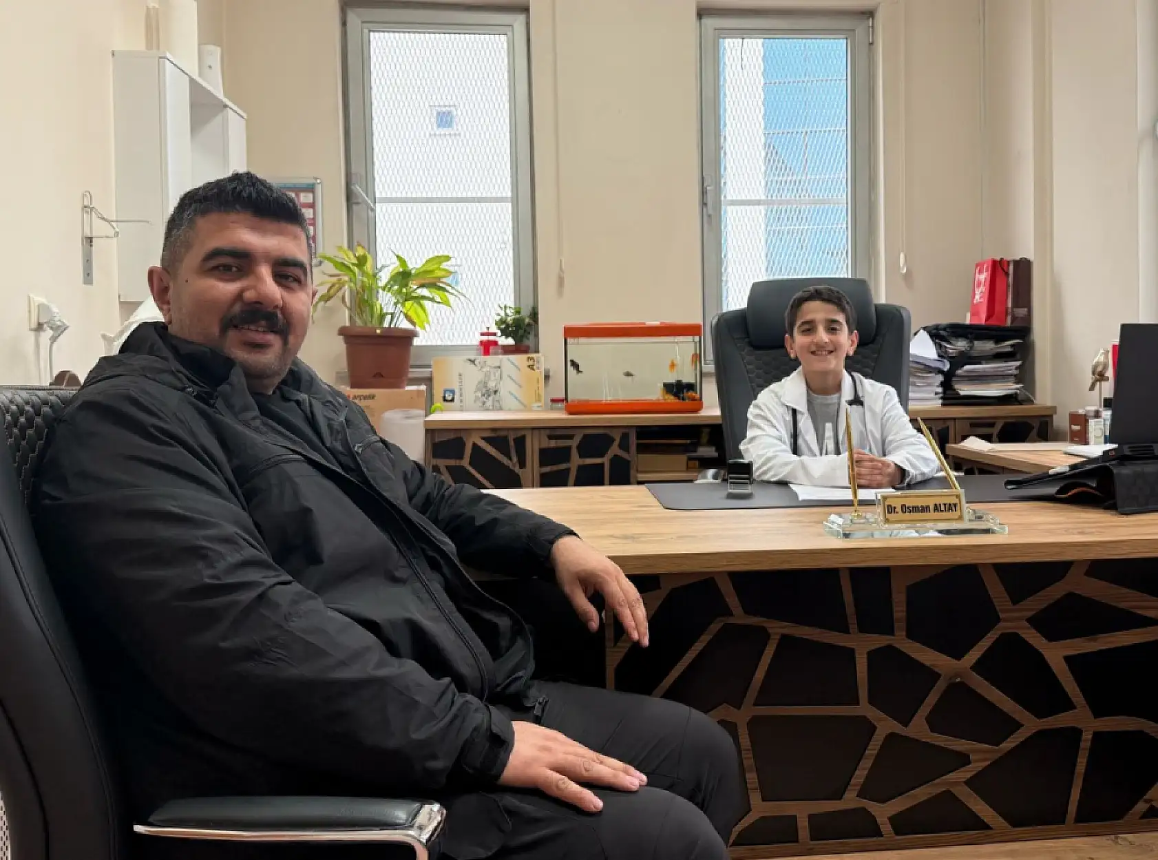 Hekim olma hayaliyle büyüyen Alim, bayramda doktorluk koltuğuna oturdu
