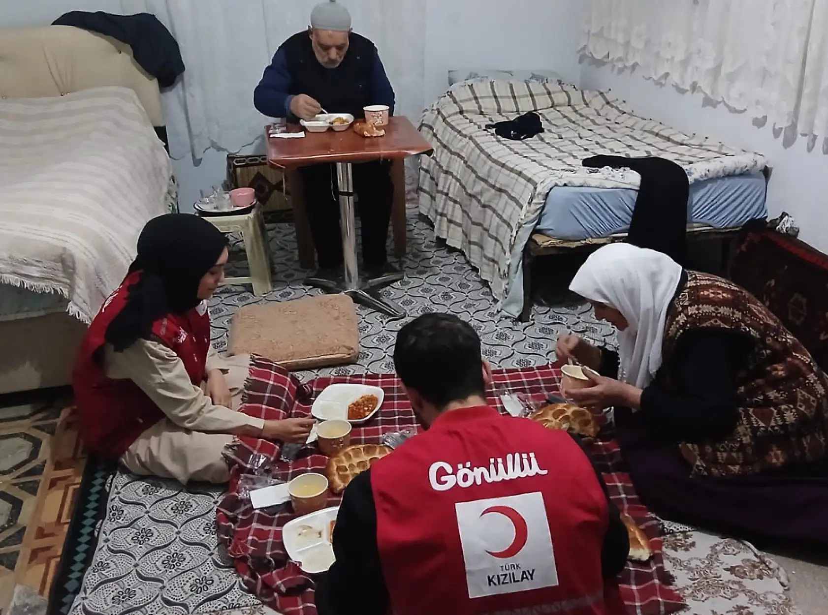 Gençler ve ulu çınarlar aynı sofrada buluşuyor