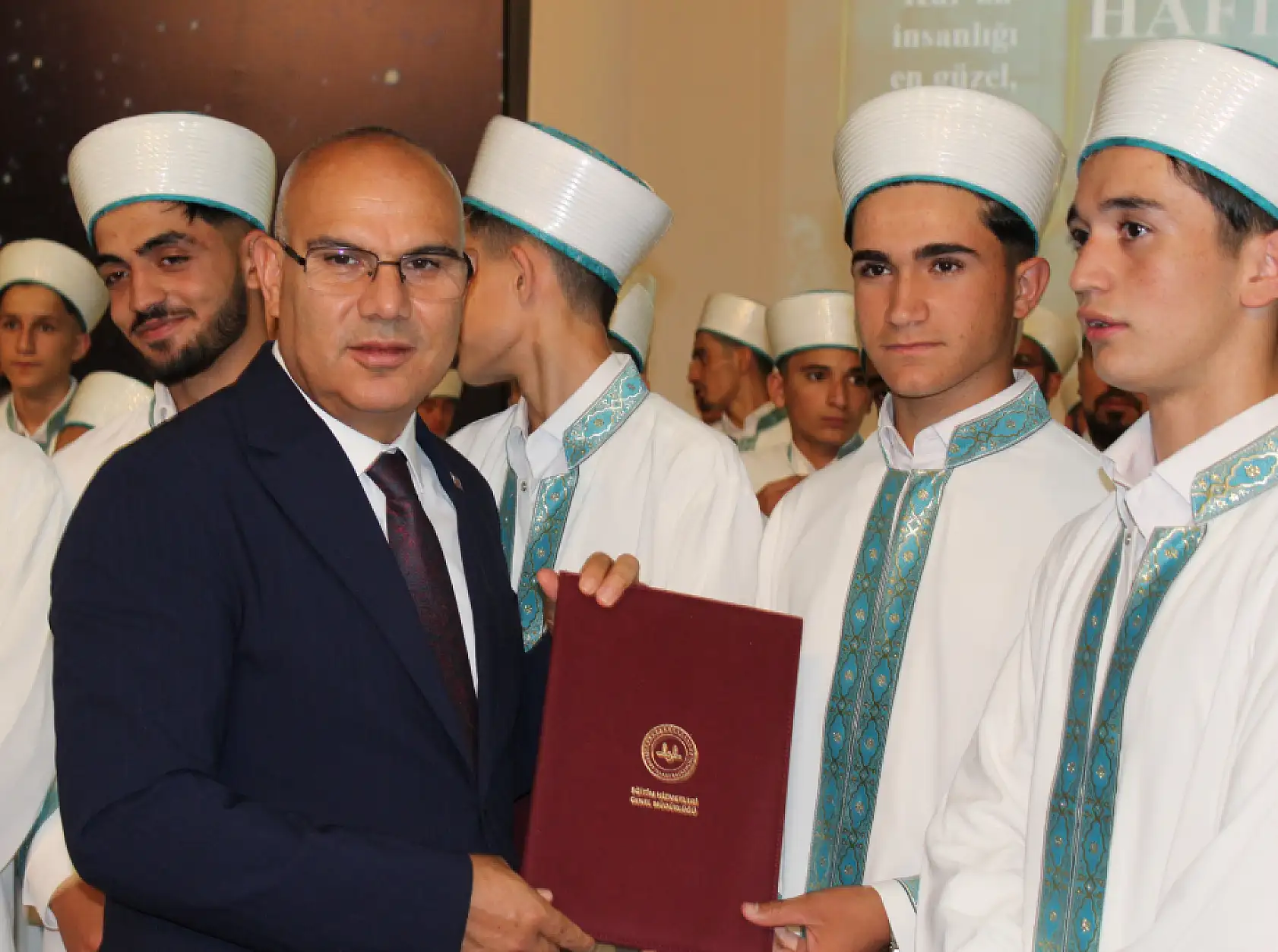 Kur'an nesli yetişiyor: Ağrı'da 117 hafız belgelerini aldı